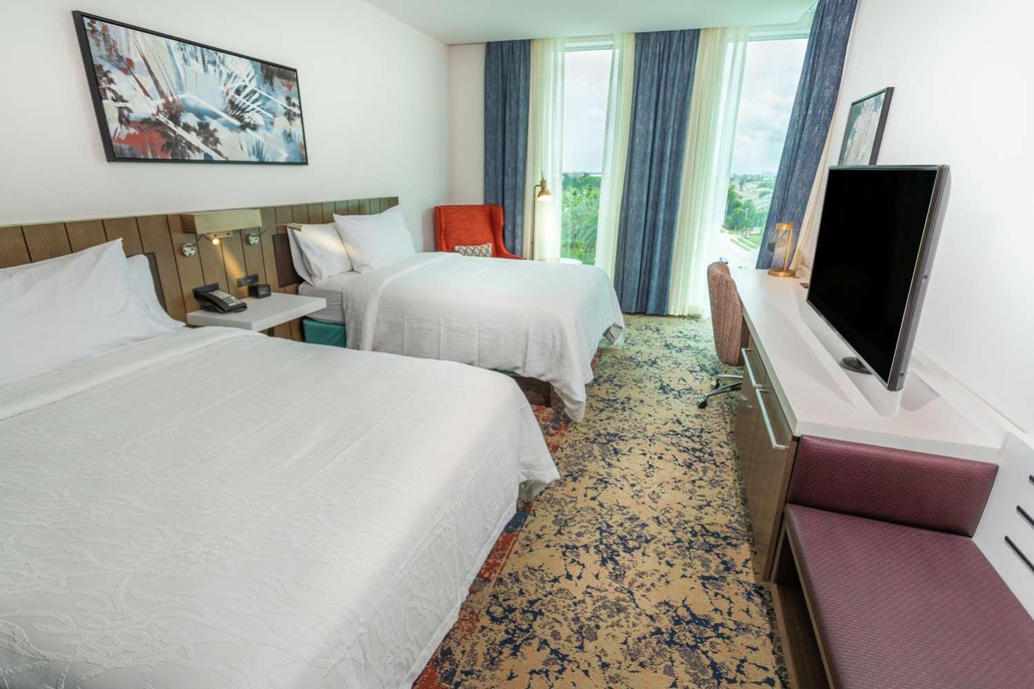 Zimmer mit 2 Queensize-Betten und Stadtblick