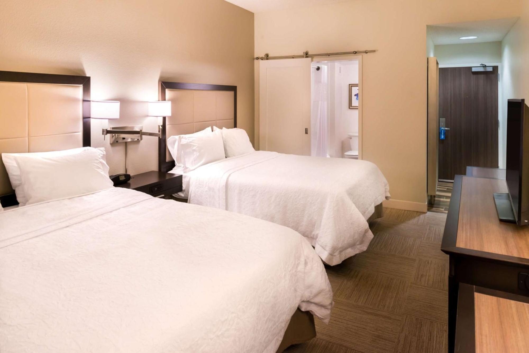 Deluxe Queen Room with Two Queen Beds and Bath Tub - Wet Bar/Non-Smoking
