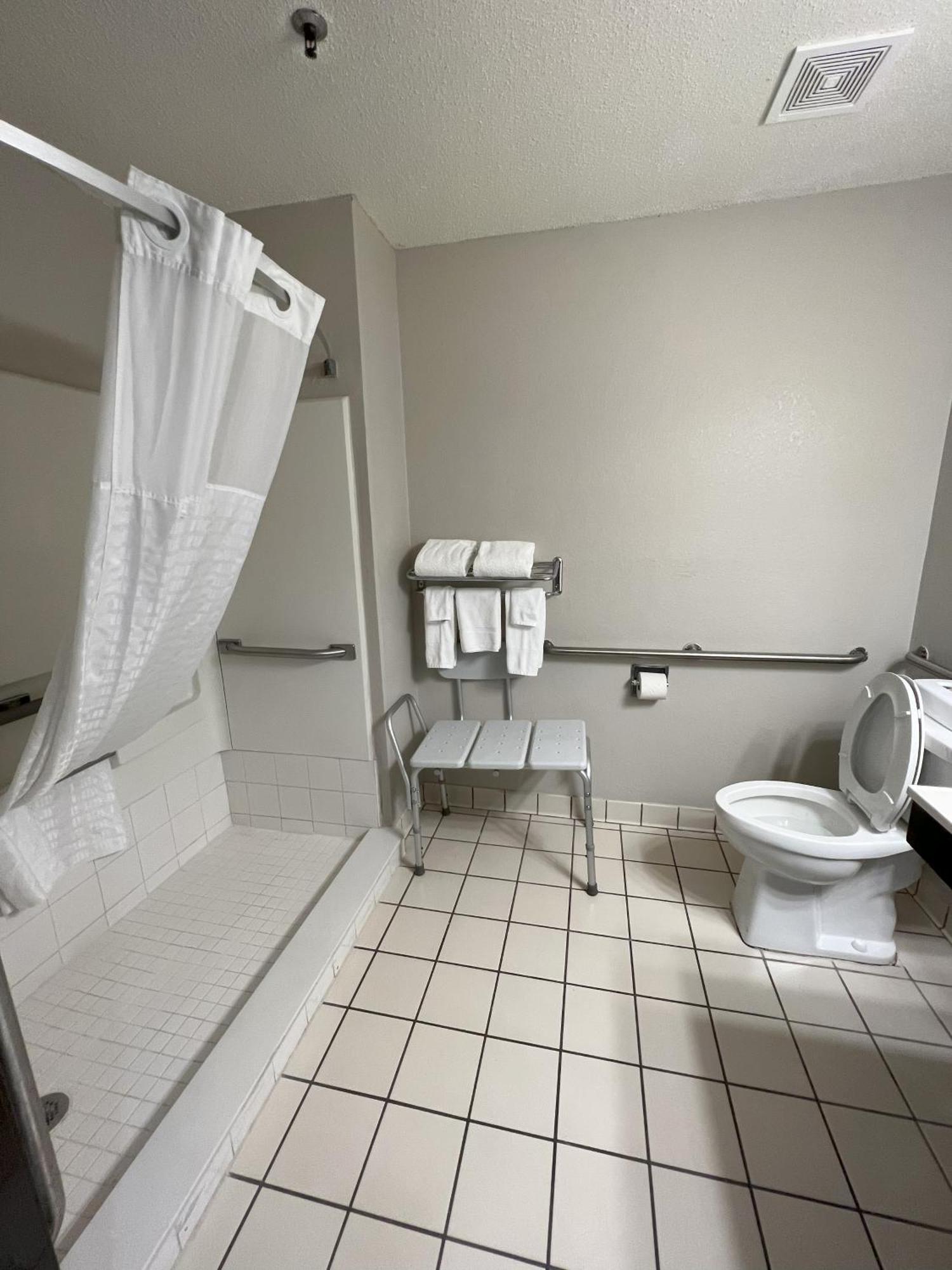 Queen Room Mobility or Hearing Impaired Access or Ground Floor No-Smoking,1706163224:JPEG
