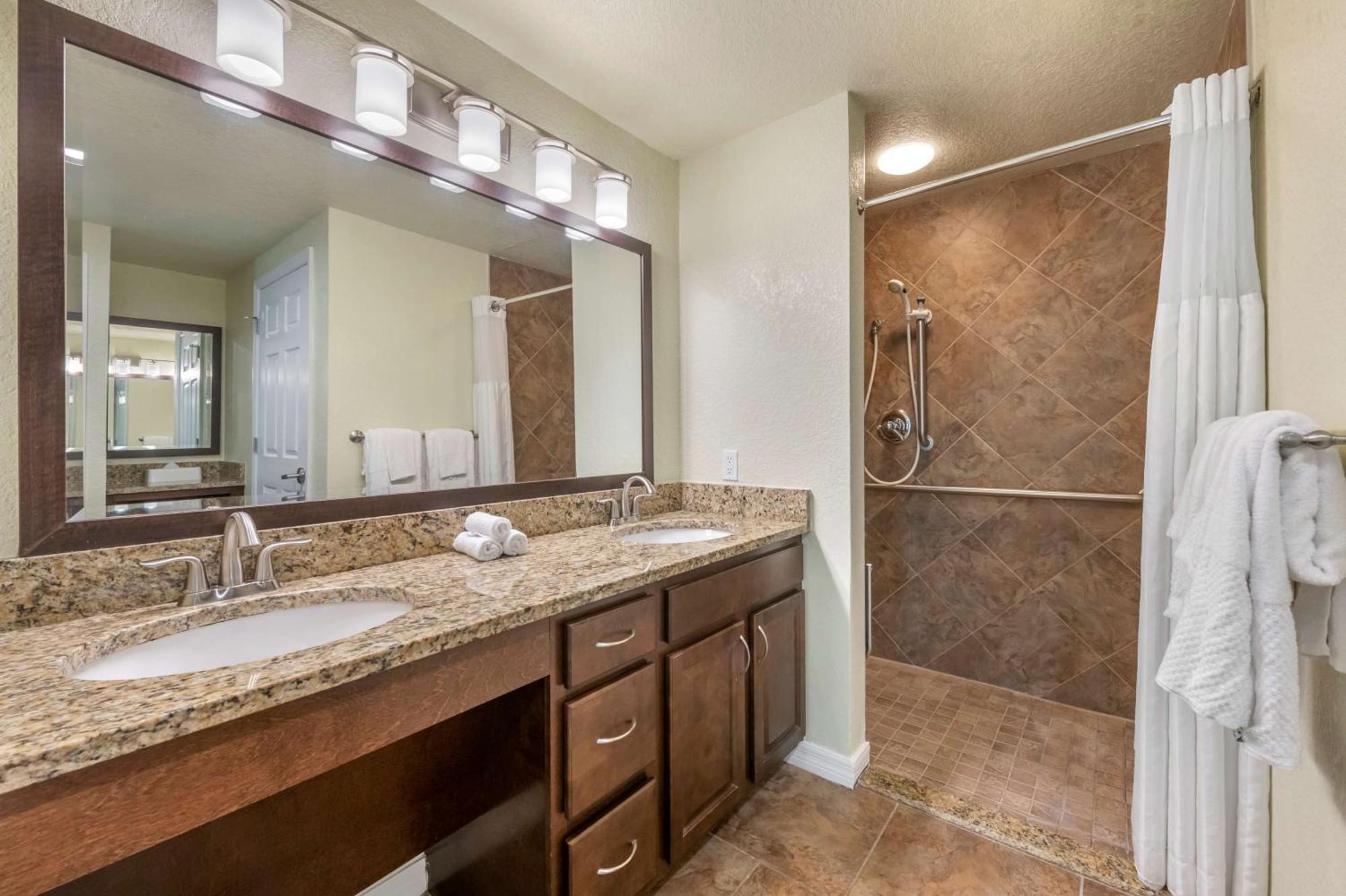 Suite 2 Chambres avec Douche Accessible en Fauteuil Roulant - Accessible aux Personnes à Mobilité Réduite