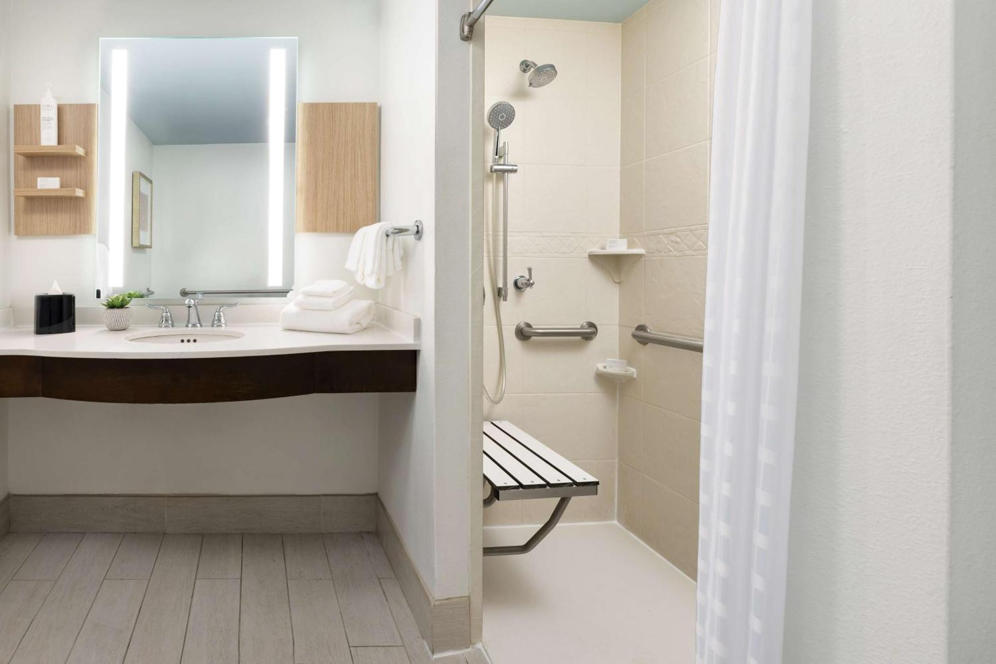Queen Room Two Queen Beds Mobility Hearing Access