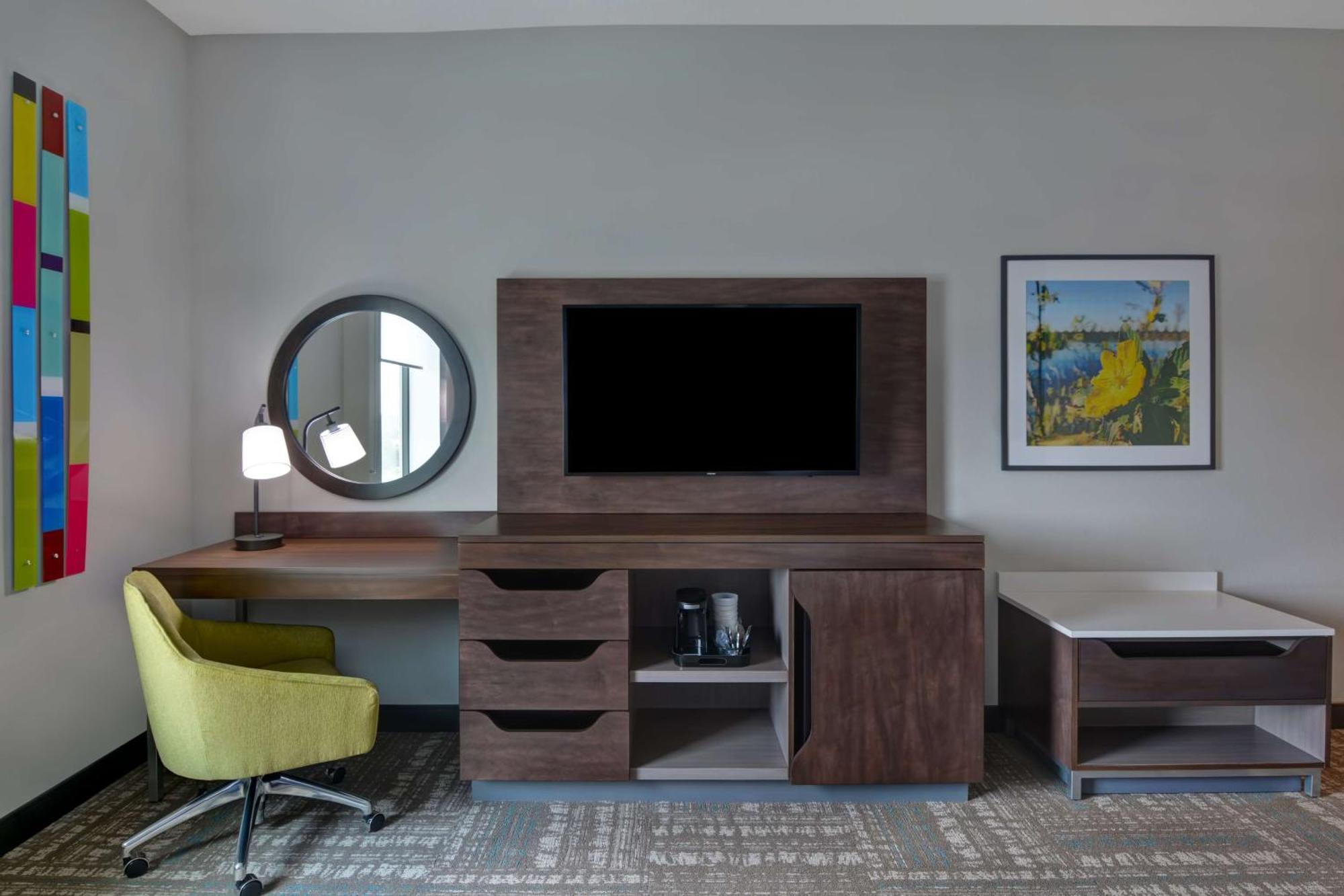 King Suite with Roll-In Shower - Mobility and Hearing Access/Non-Smoking,1557099049:JPEG