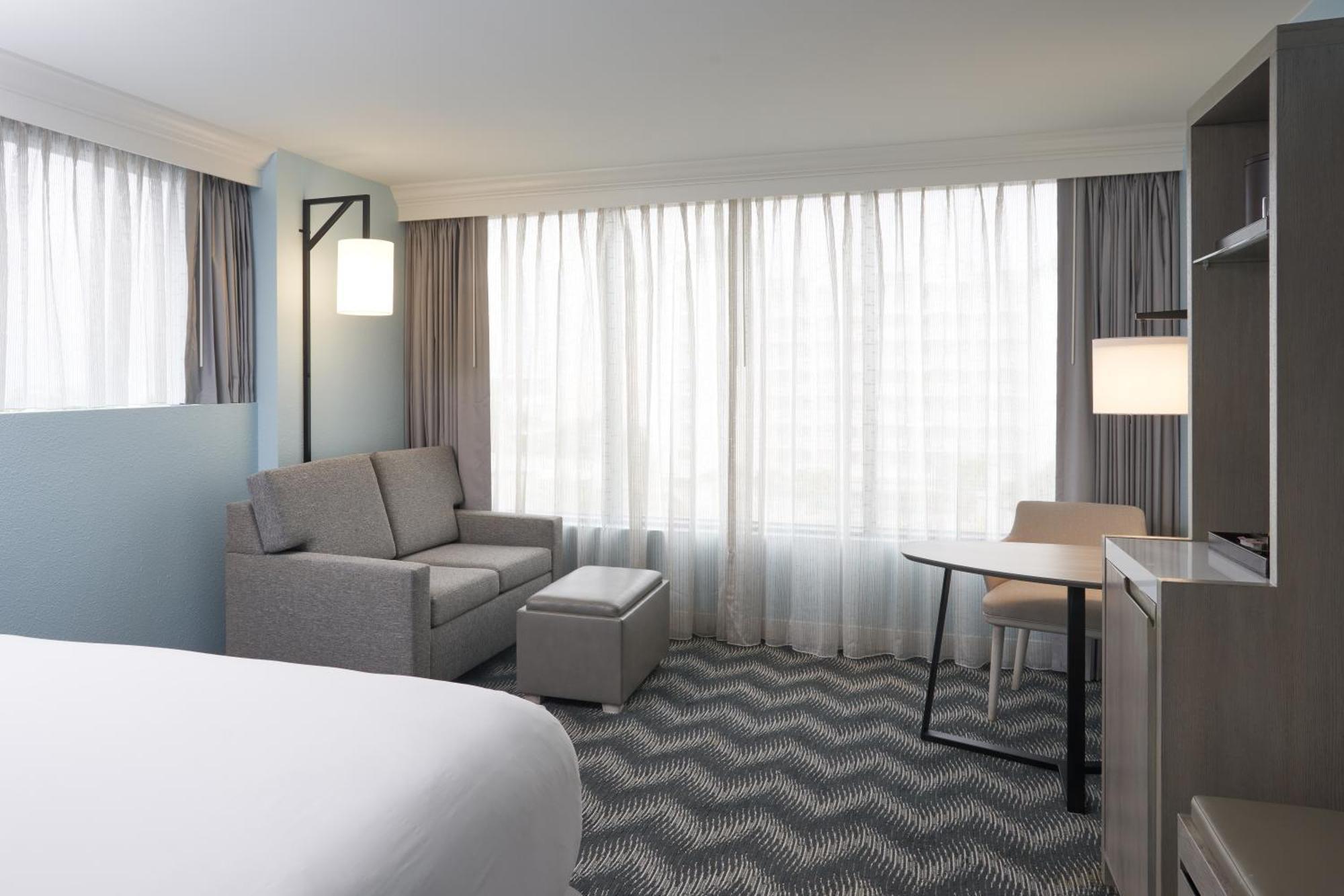 King Room with Roll-In Shower - Mobility Access