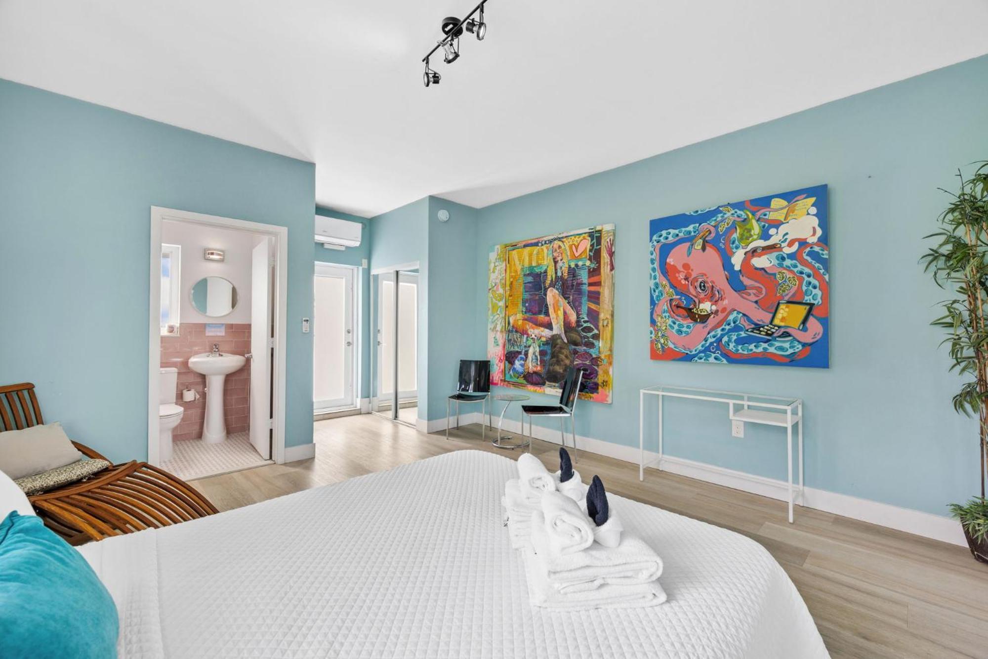 Deluxe Queen Suite