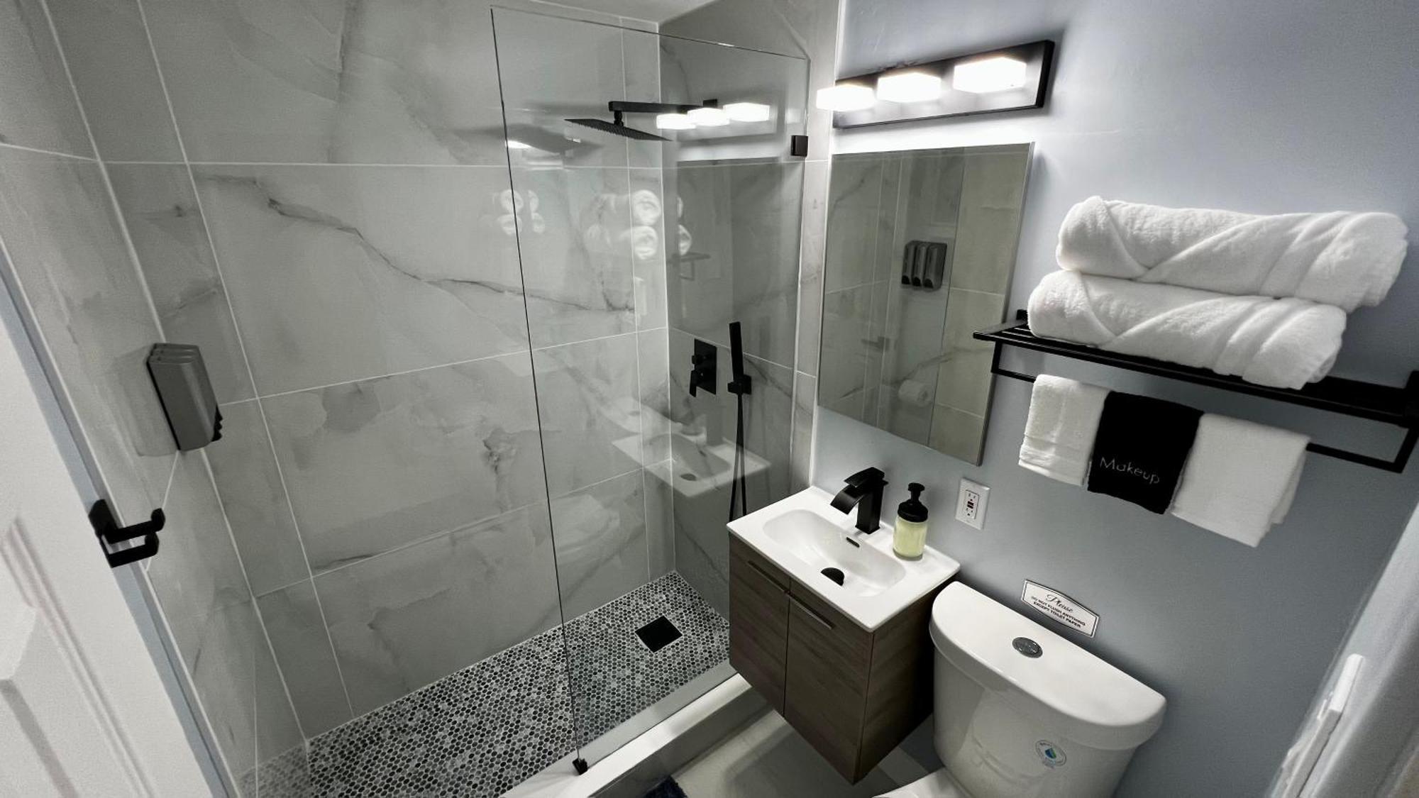 Deluxe Queen Suite