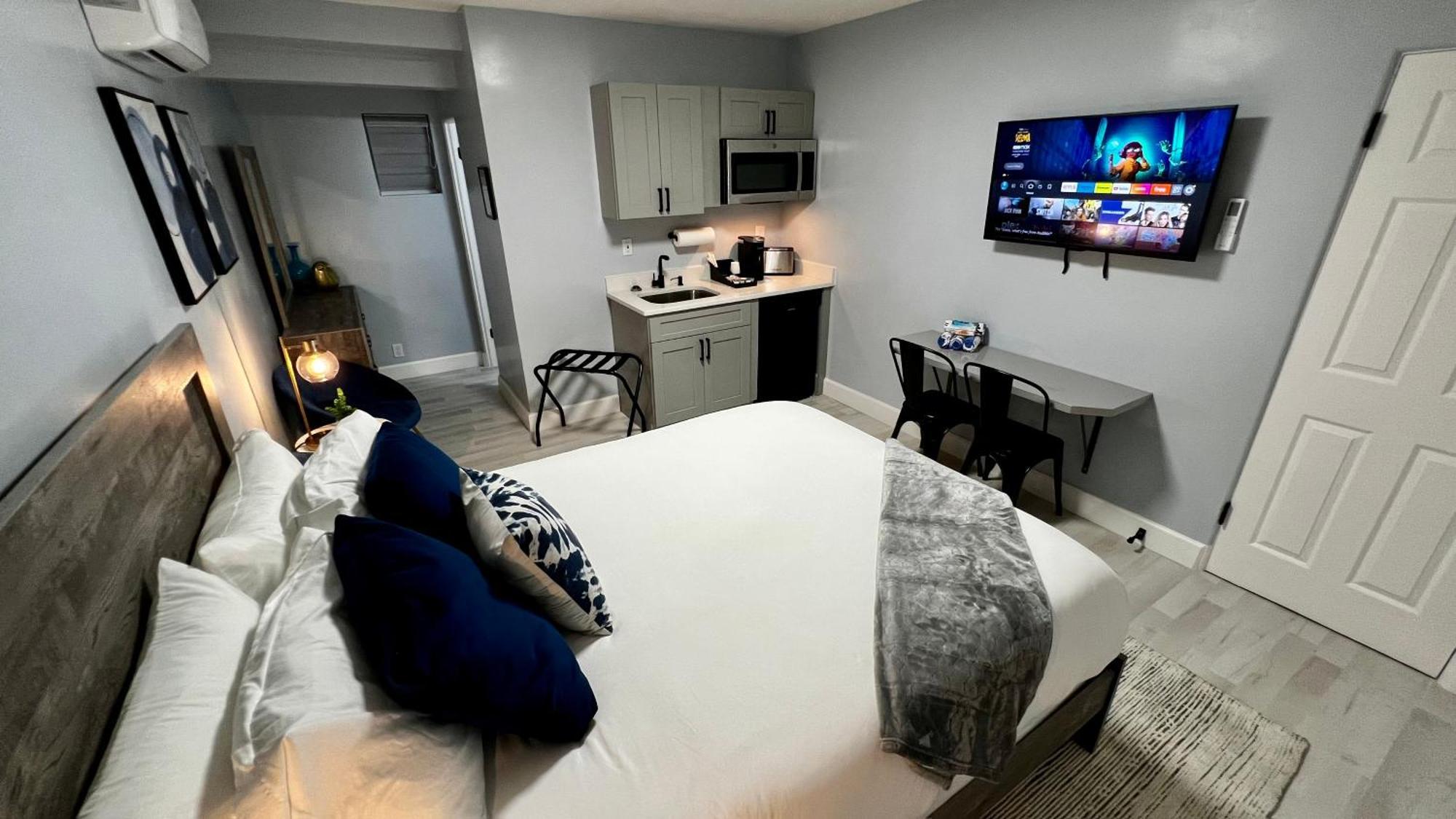 Deluxe Queen Suite