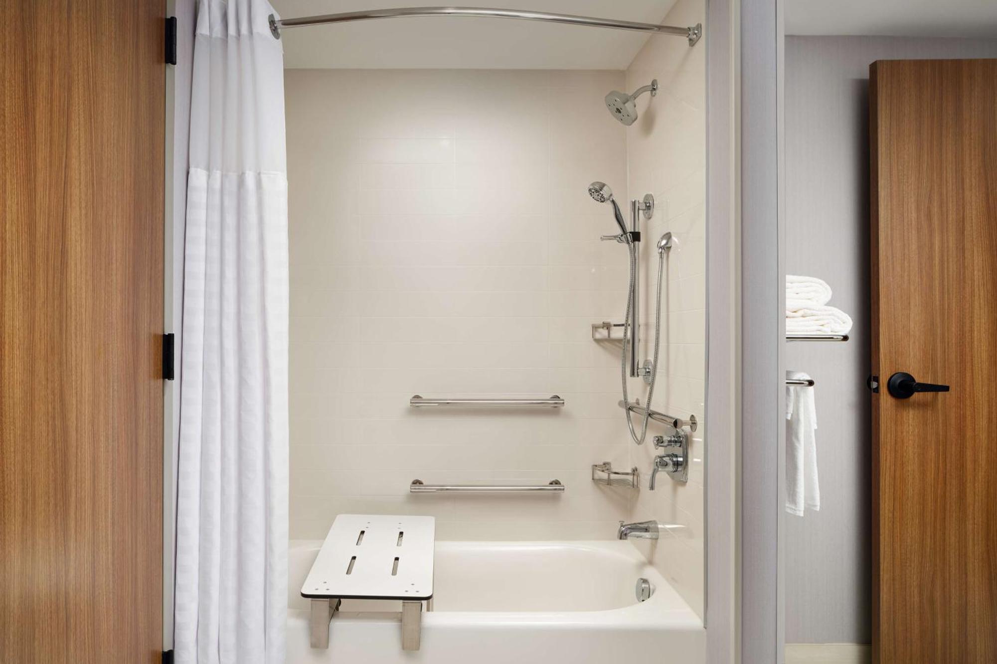 Queen Room Two Queen Beds Sofa Bed Tub Disability Access,1599076033:JPEG