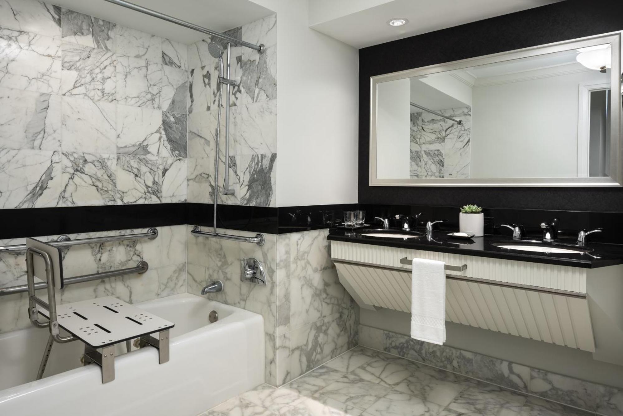 Chambre Classique avec 2 Lits Doubles et Baignoire Adaptée - Accessible aux Personnes à Mobilité Réduite et Malentendantes