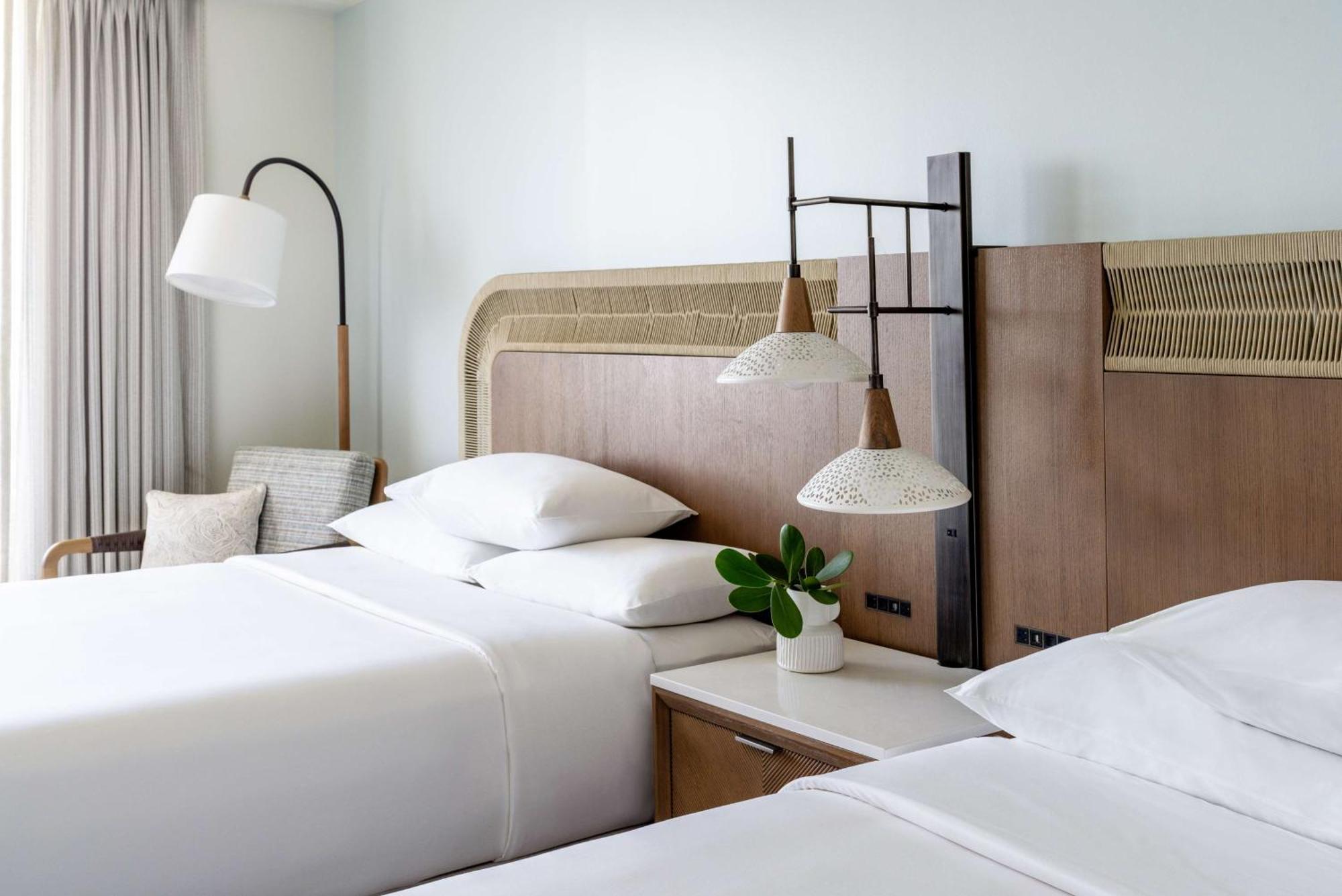 Zimmer mit 2 Queensize-Betten und barrierefreier Badewanne - barrierefrei