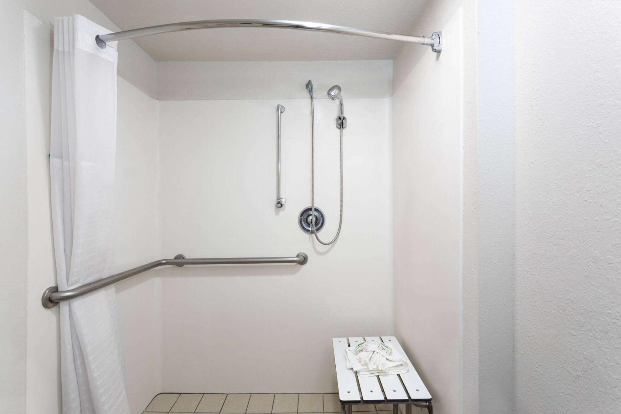Chambre Lit King-Size avec Baignoire et Barres d’Appui - Accessible aux Personnes à Mobilité Réduite/Malentendantes - Non-Fumeurs