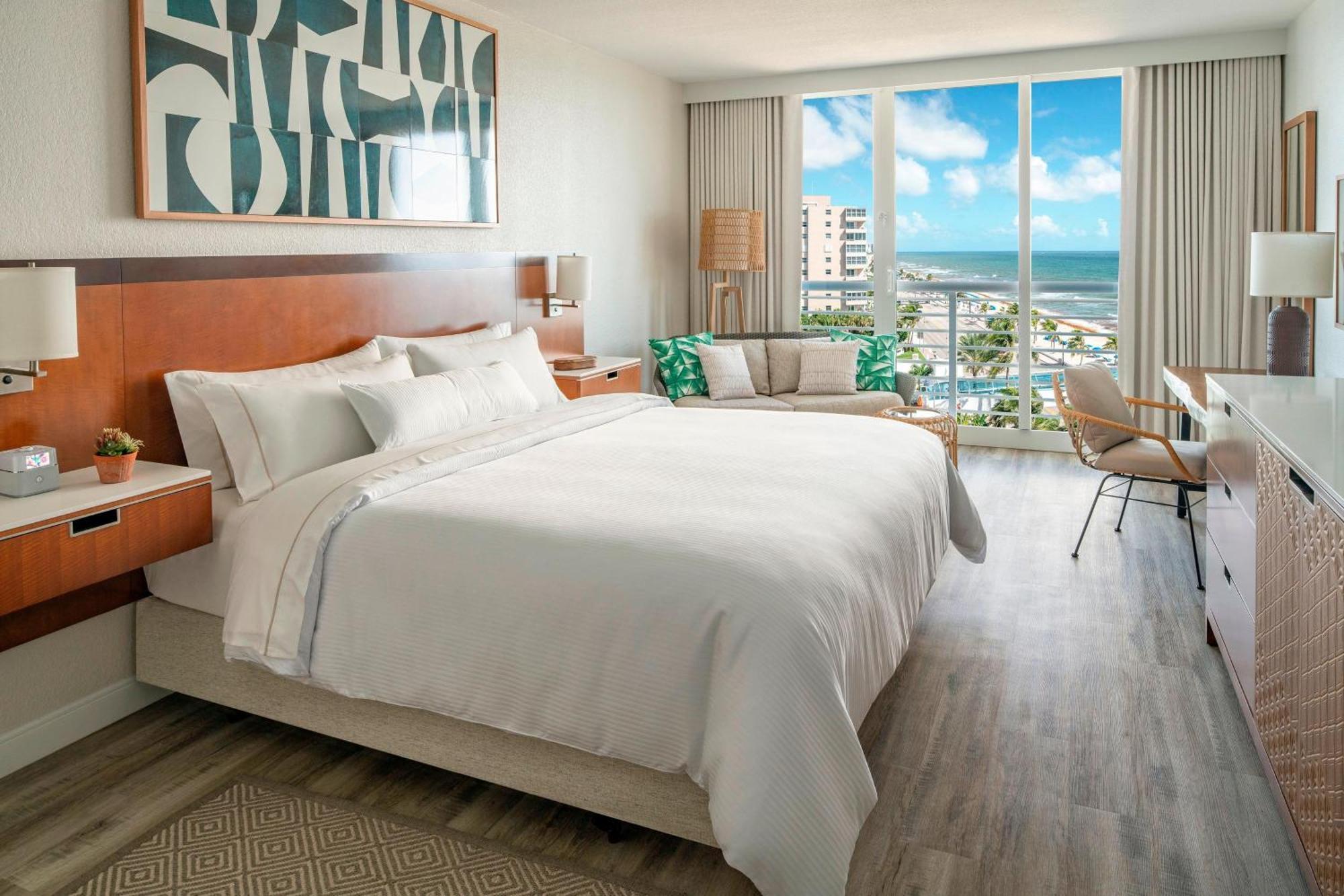 Quarto com 1 Cama King-size e Vista Parcial do Mar