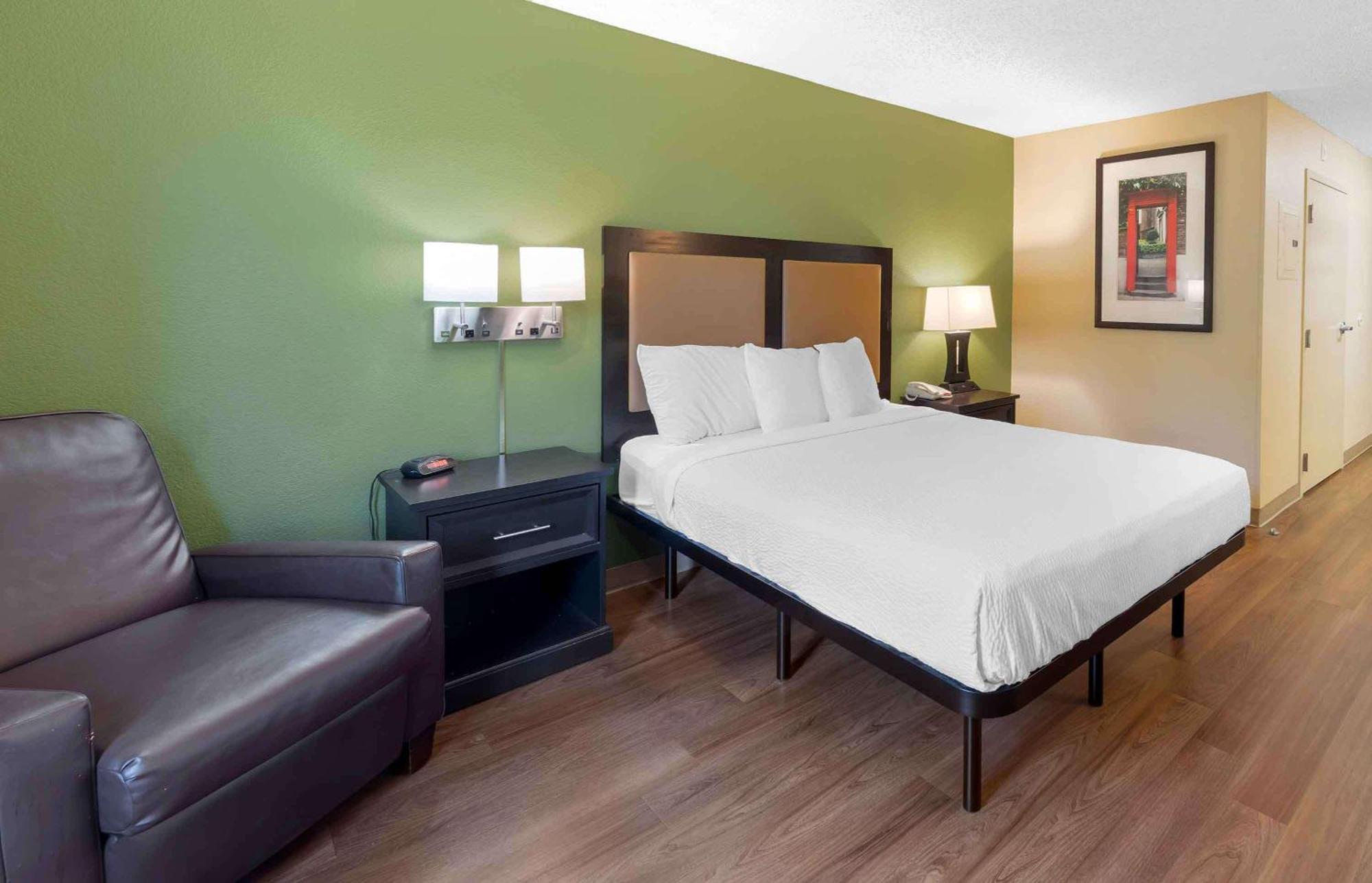 Deluxe Studio with 1 Queen Bed - Non-Smoking
