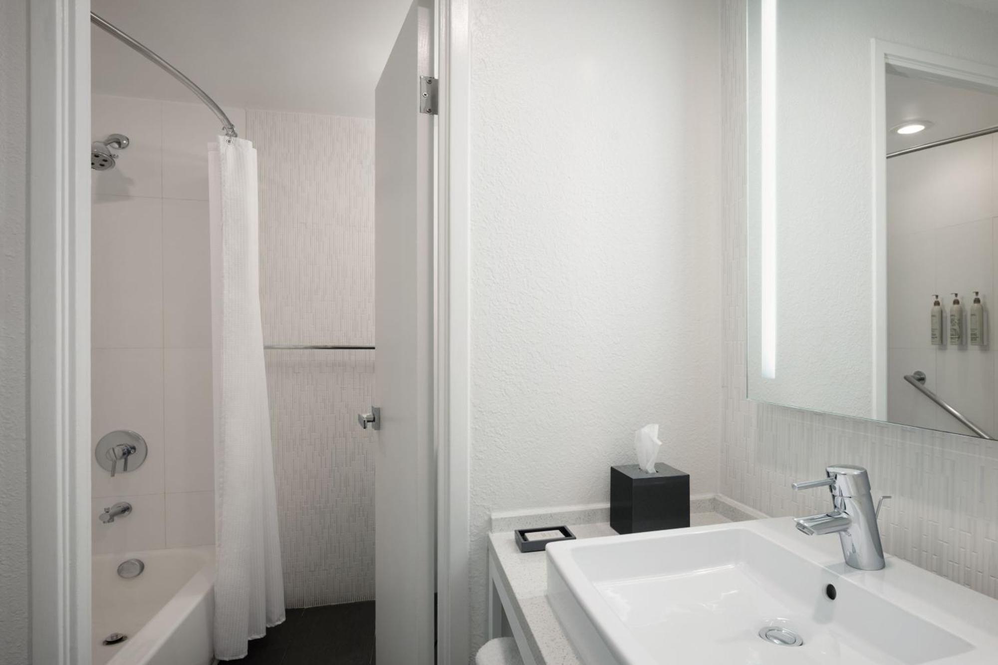 King Room with Pool View and Balcony - Mobility Accessible with Tub