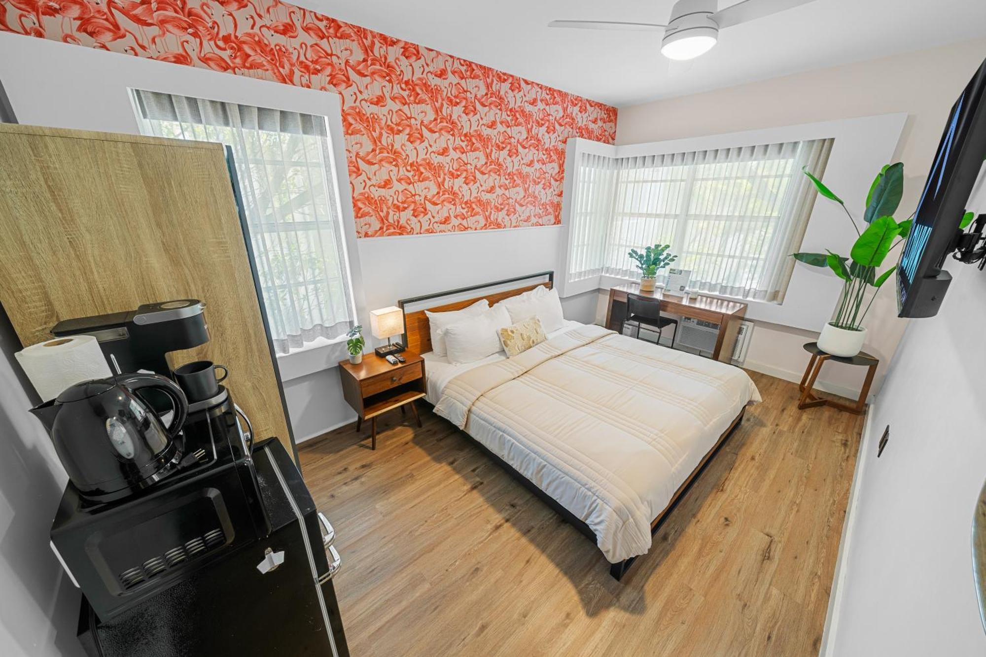Quarto Superior com Cama King-size e Cozinha Compacta