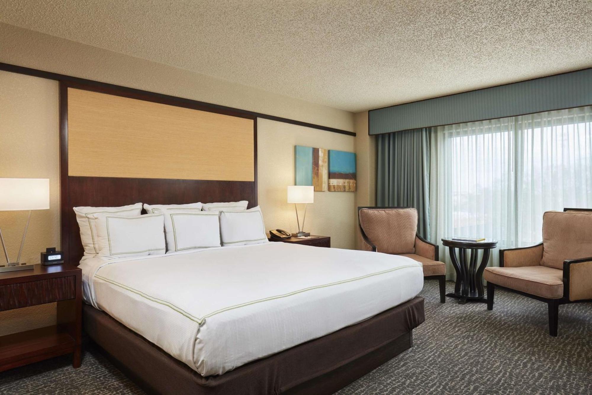 Quarto com Cama King-size e Vista do Resort