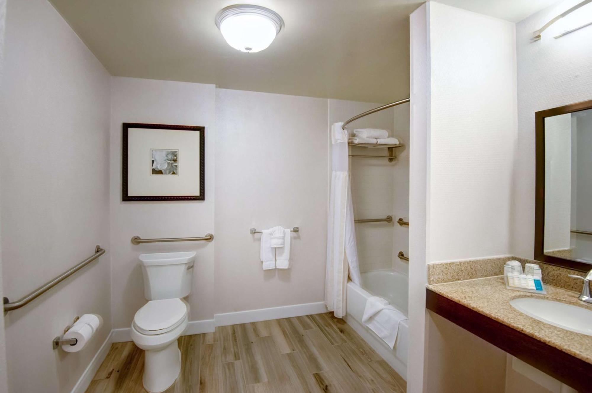 Zimmer mit Kingsize-Bett und barrierefreier Badewanne - für Gäste mit eingeschränkter Mobilität geeignet