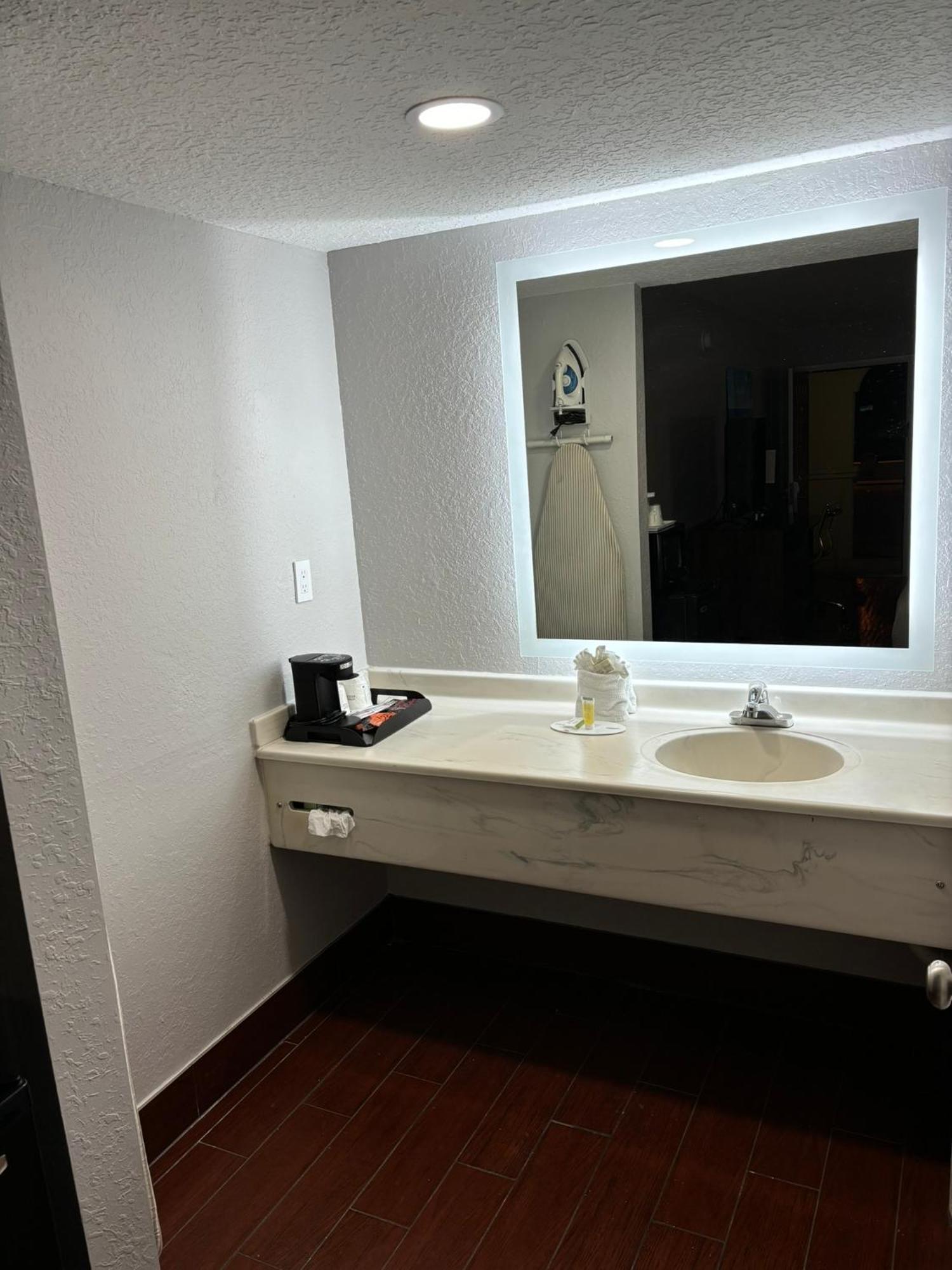 King Room with One King Bed and Roll-In Shower - Mobility Accessible - Non-Smoking