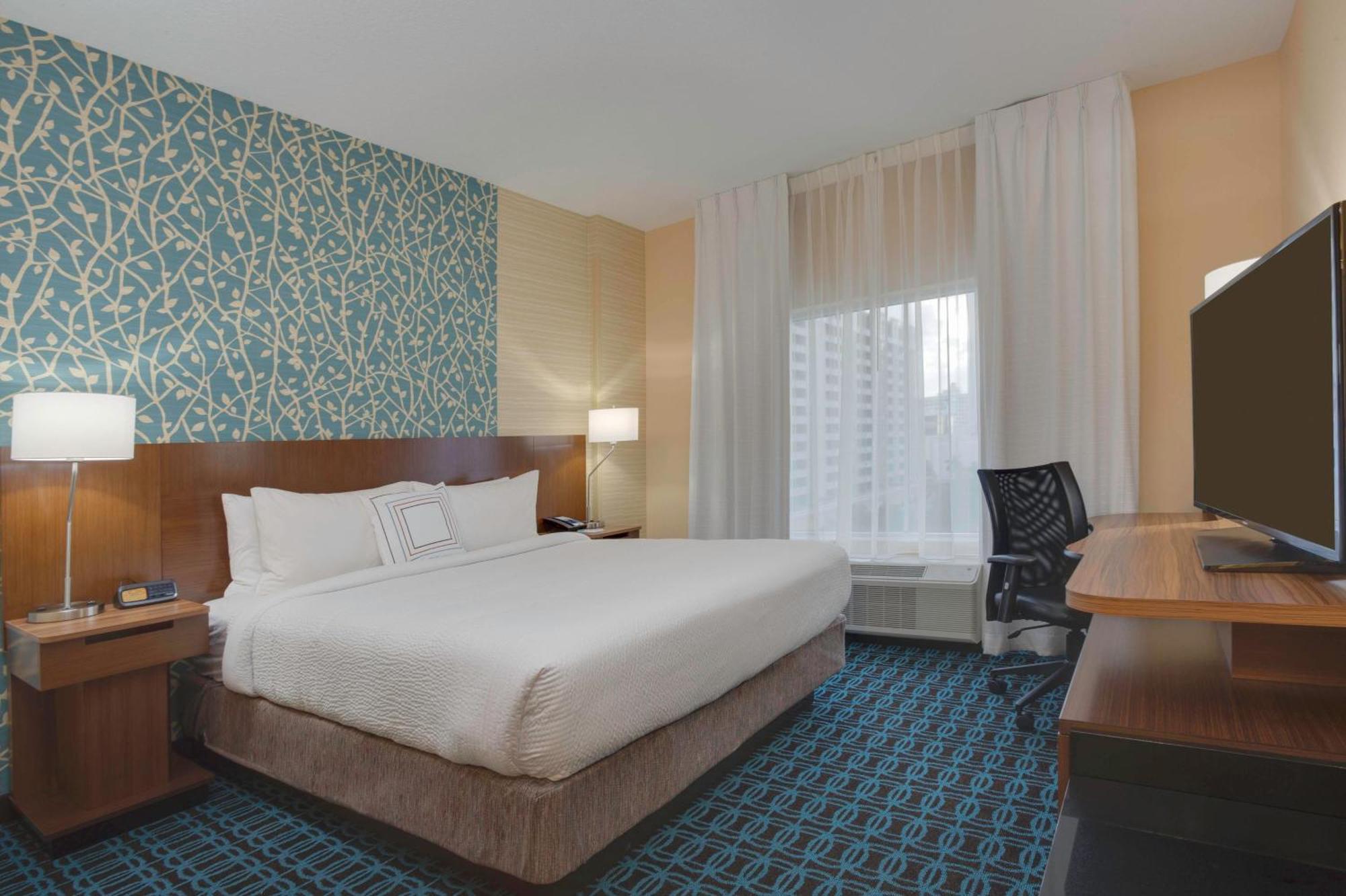 Zimmer mit Kingsize-Bett