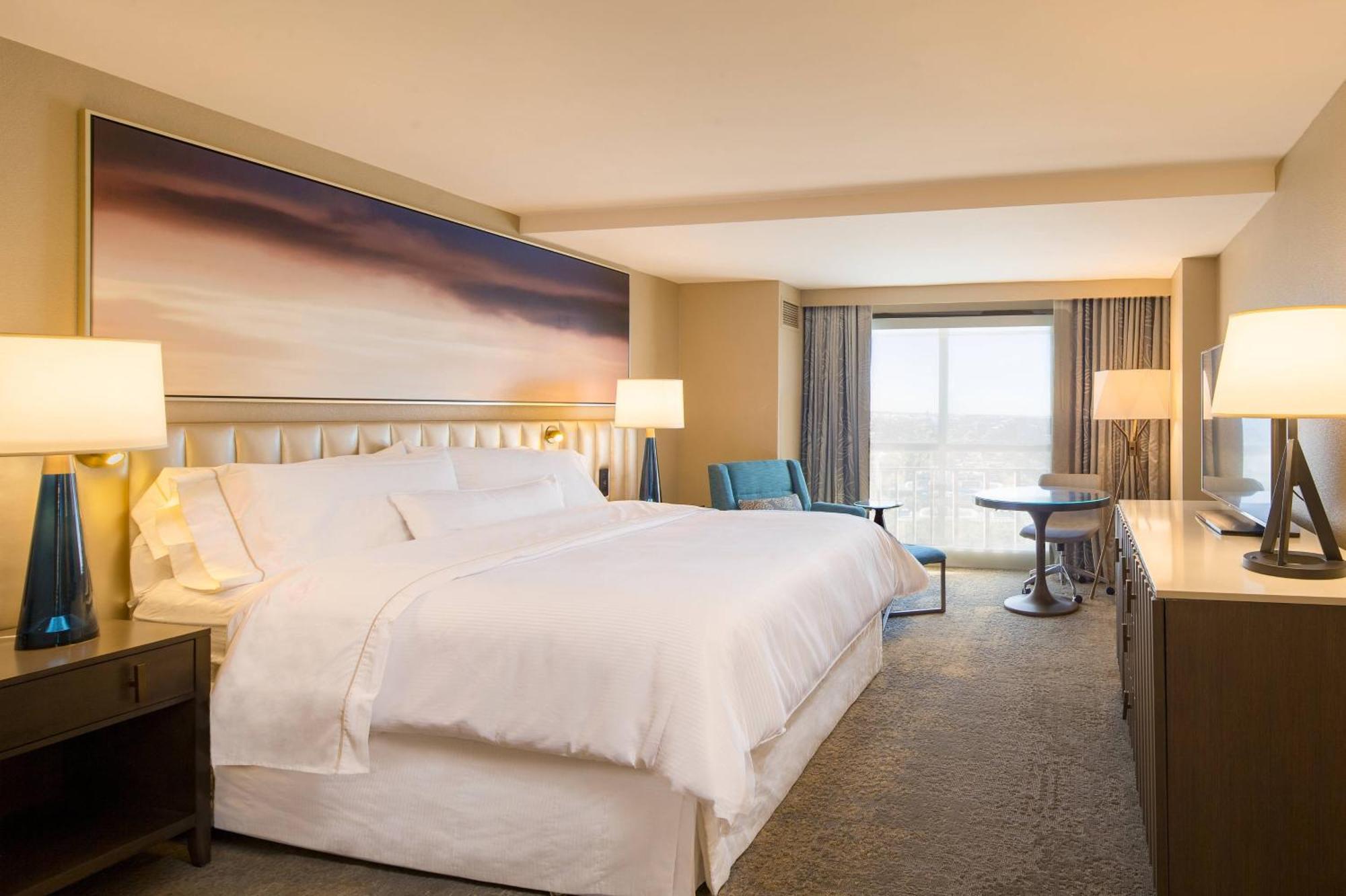 Zimmer mit 1 Kingsize-Bett und Stadblick