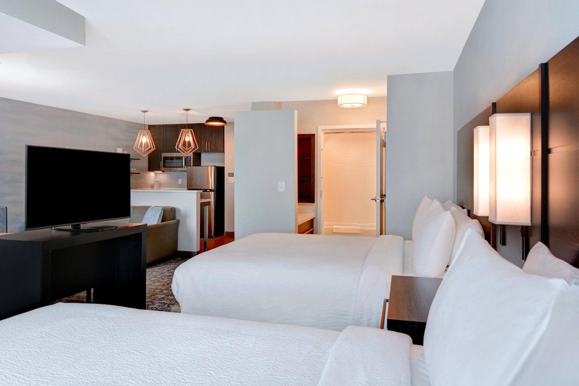 Studio 2 queen beds sofa bed water view balcony
