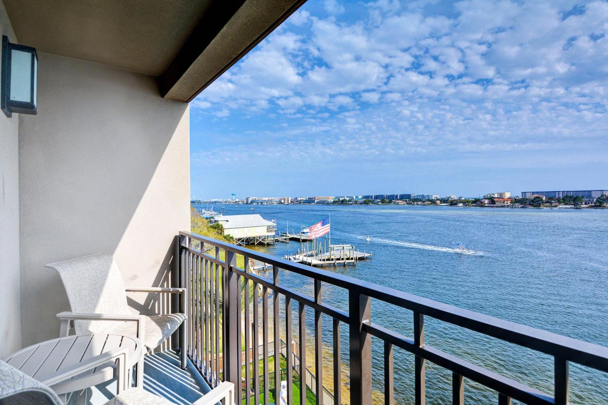 Studio 2 queen beds sofa bed water view balcony