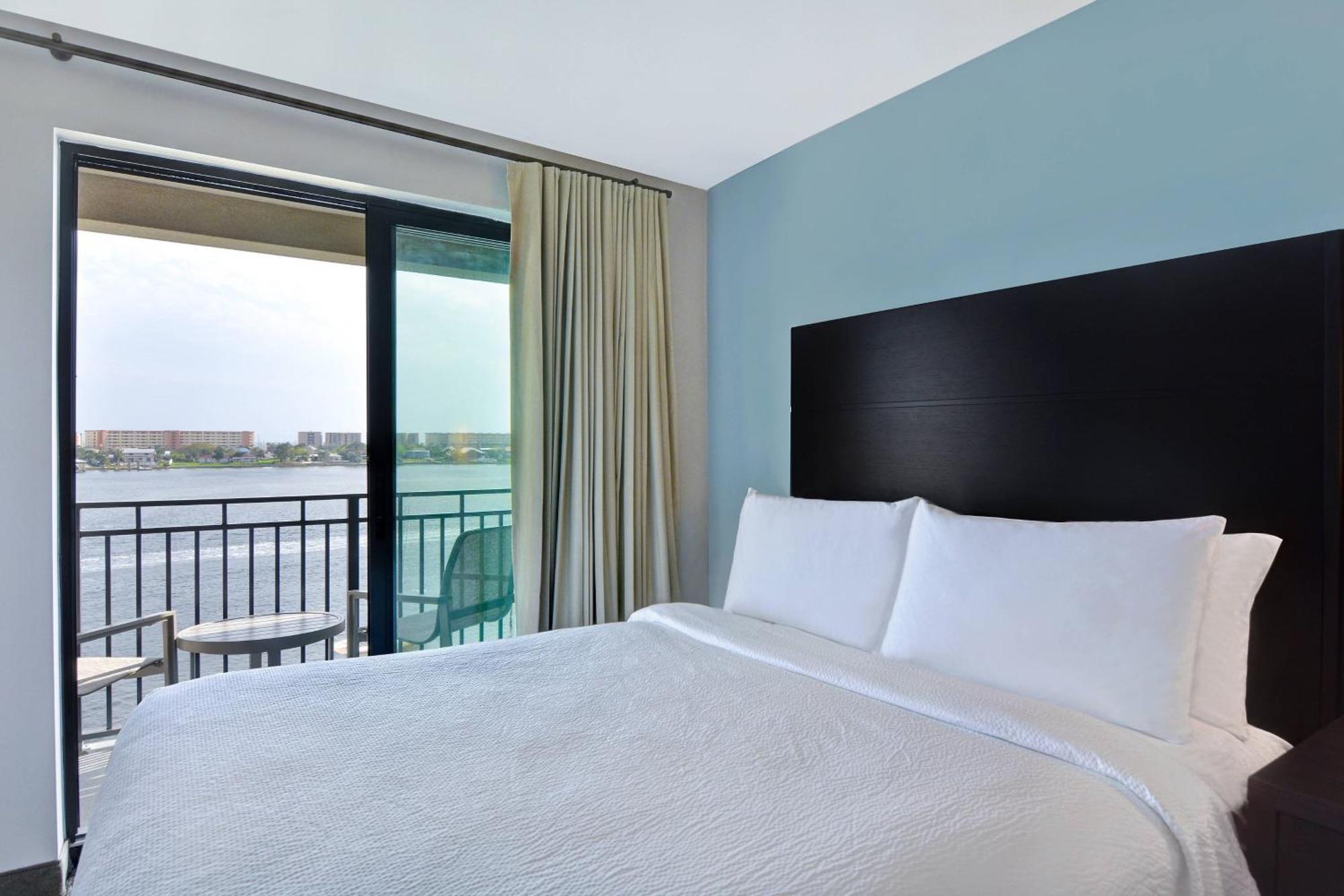 Studio king bed sofa bed water view balcony