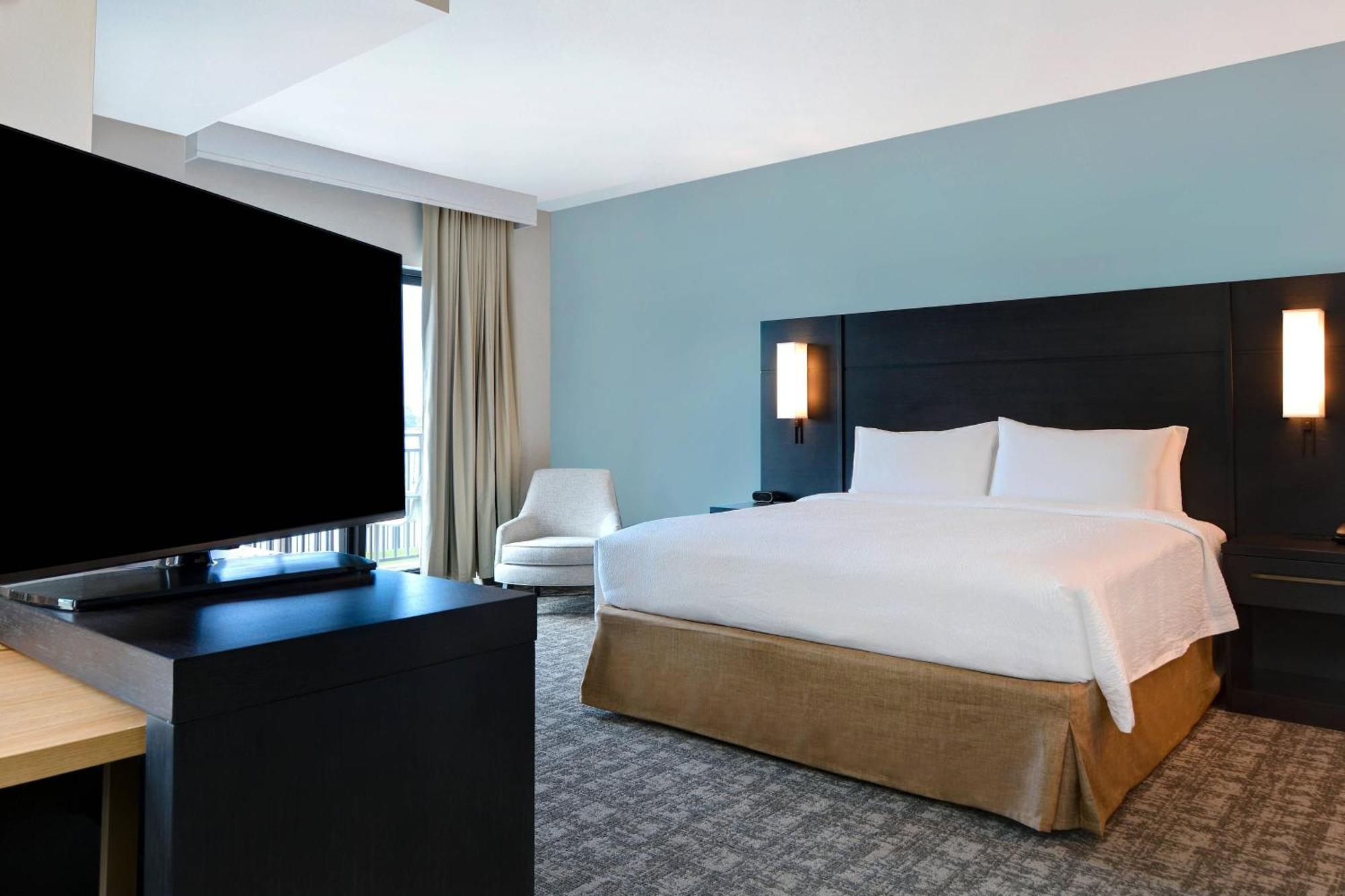 Studio king bed sofa bed water view balcony