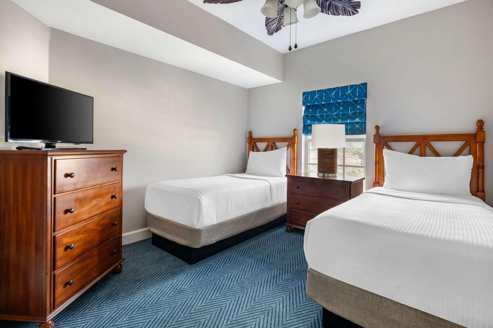 Suíte de 2 Quartos com 1 Cama King-size, 2 Camas de Solteiro e Chuveiro Acessível a Cadeirantes