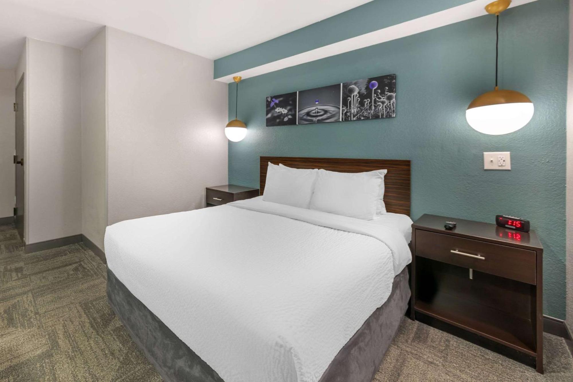 Habitación con cama grande