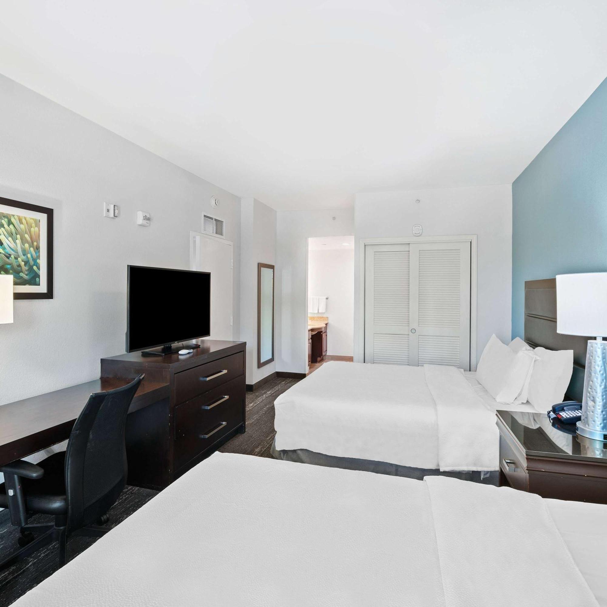 One-Bedroom Queen Suite with Two Queen Beds - Non-Smoking