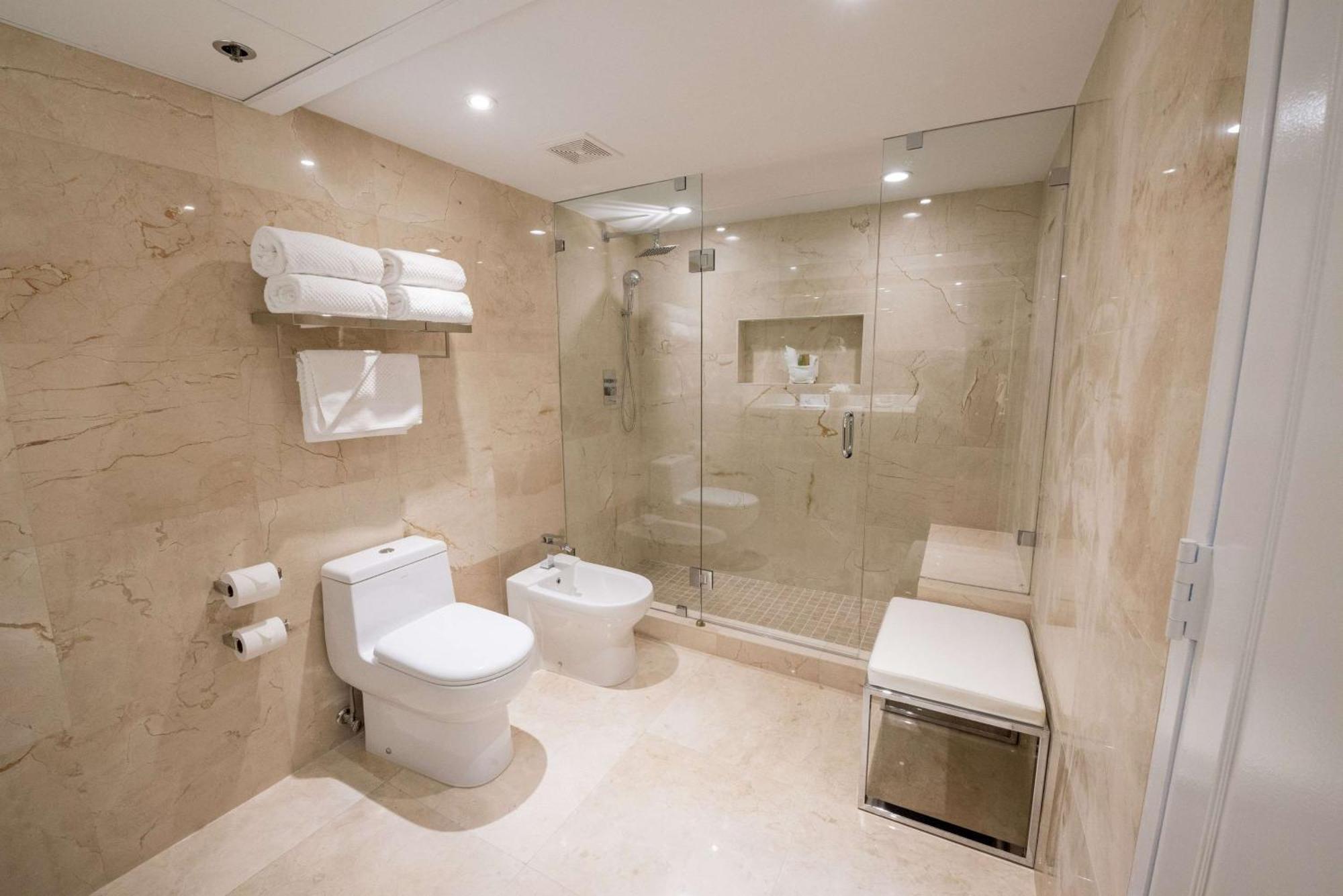 Suite King con Balcone e Vista Baia