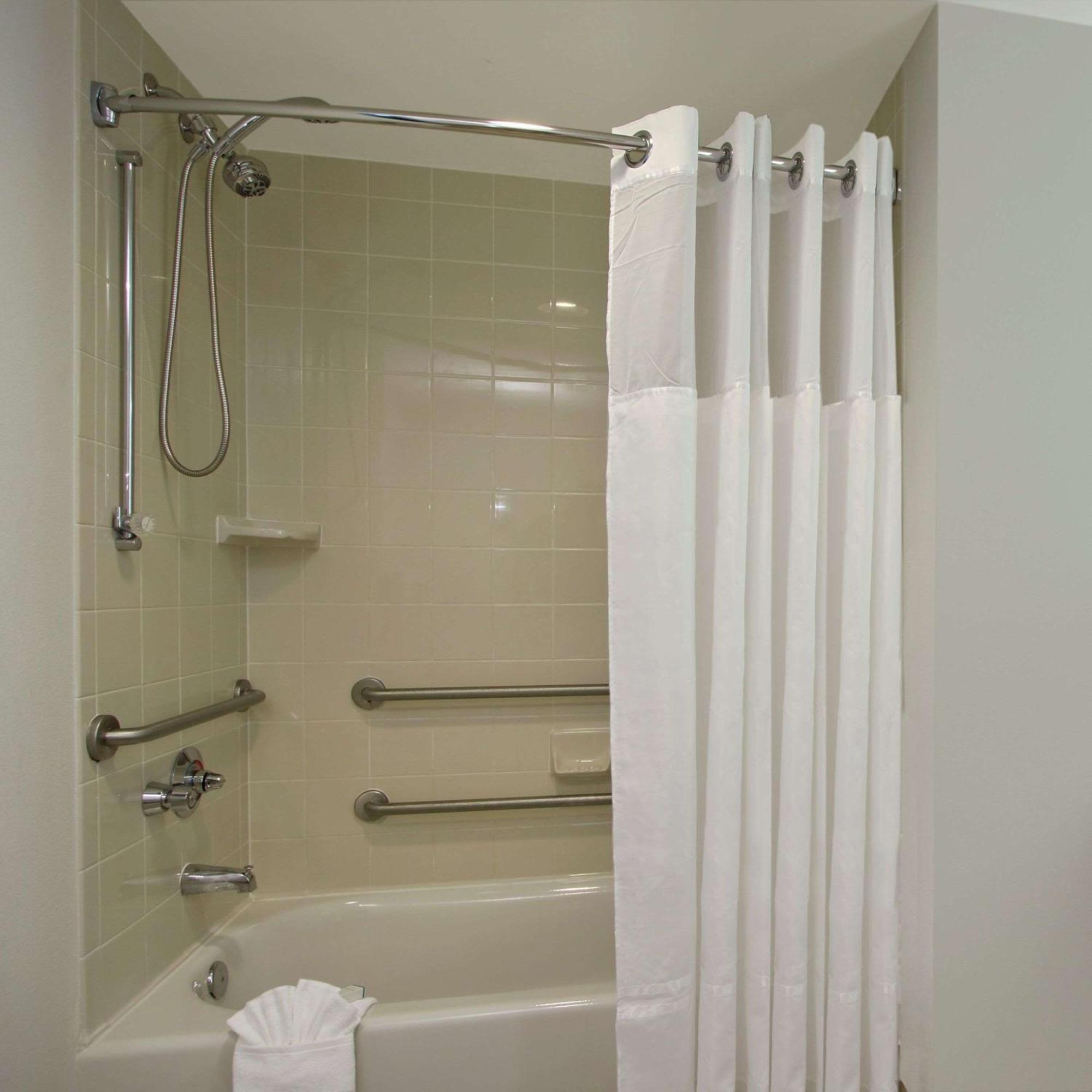 Suite with Tub - Mobility and Hearing Access/Non-Smoking