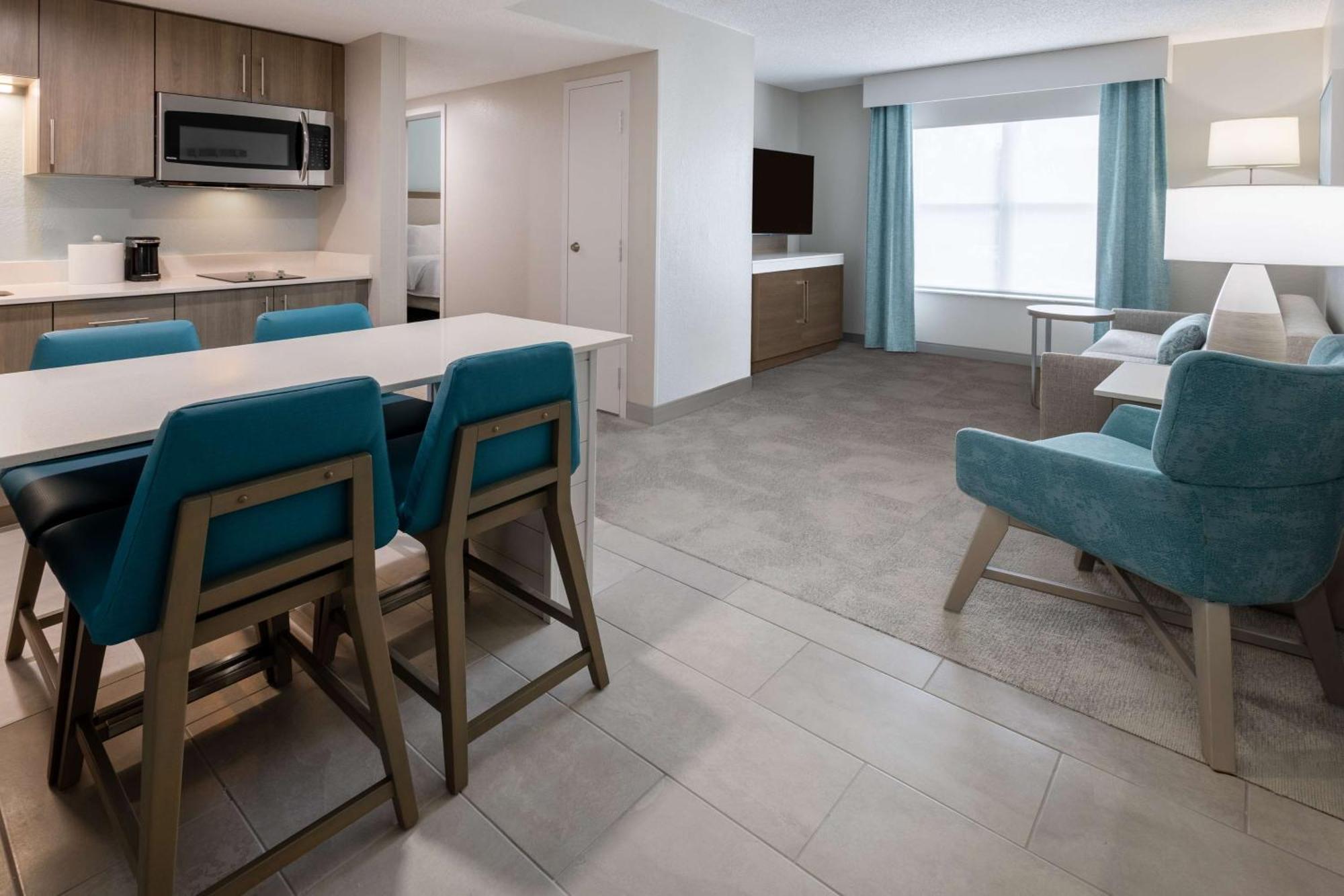 Queen Suite with Mobility/Hearing Accessible Tub - Non-Smoking