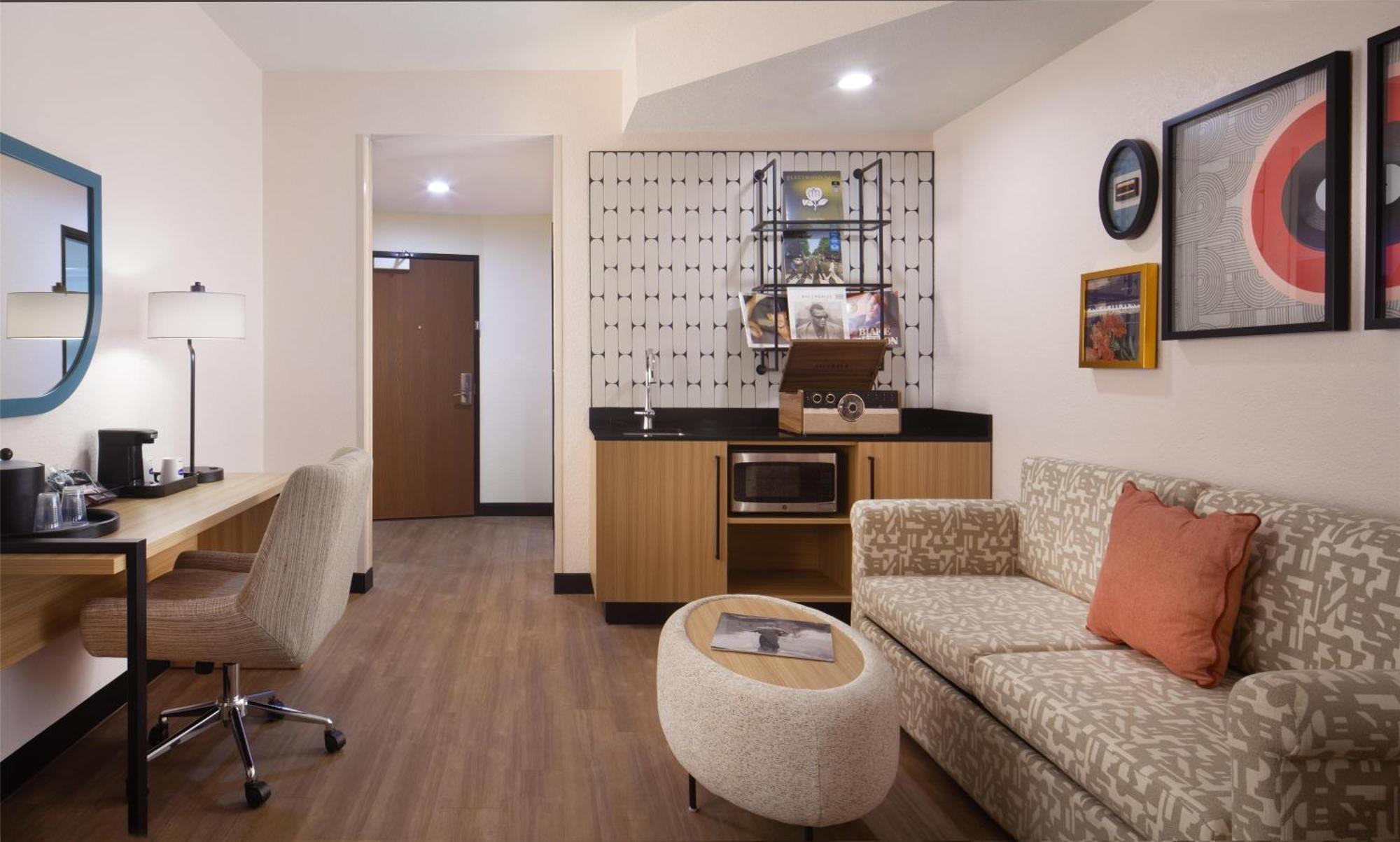 King Room with Wet Bar,1676762040:JPEG