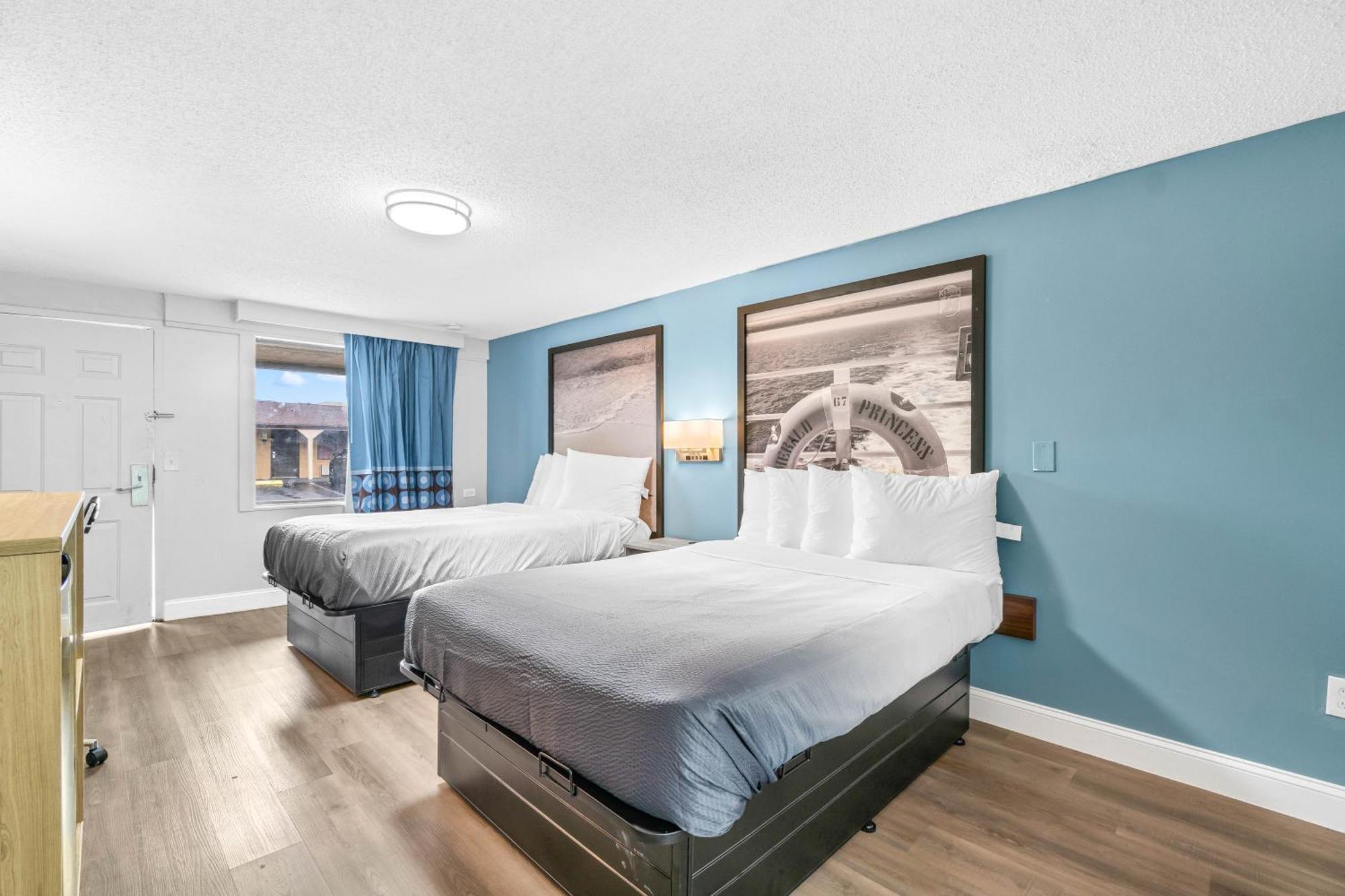 Deluxe Double Room with Two Double Beds - Non-Smoking,1689834859:JPEG