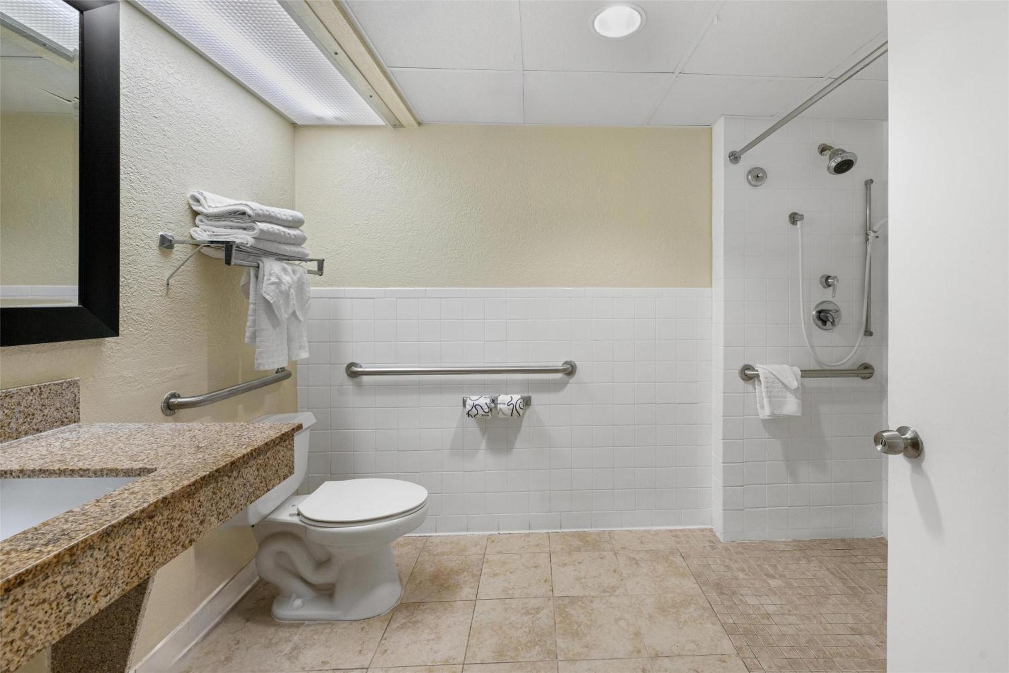 Chambre Lit King-Size - Accessible aux Personnes à Mobilité Réduite
