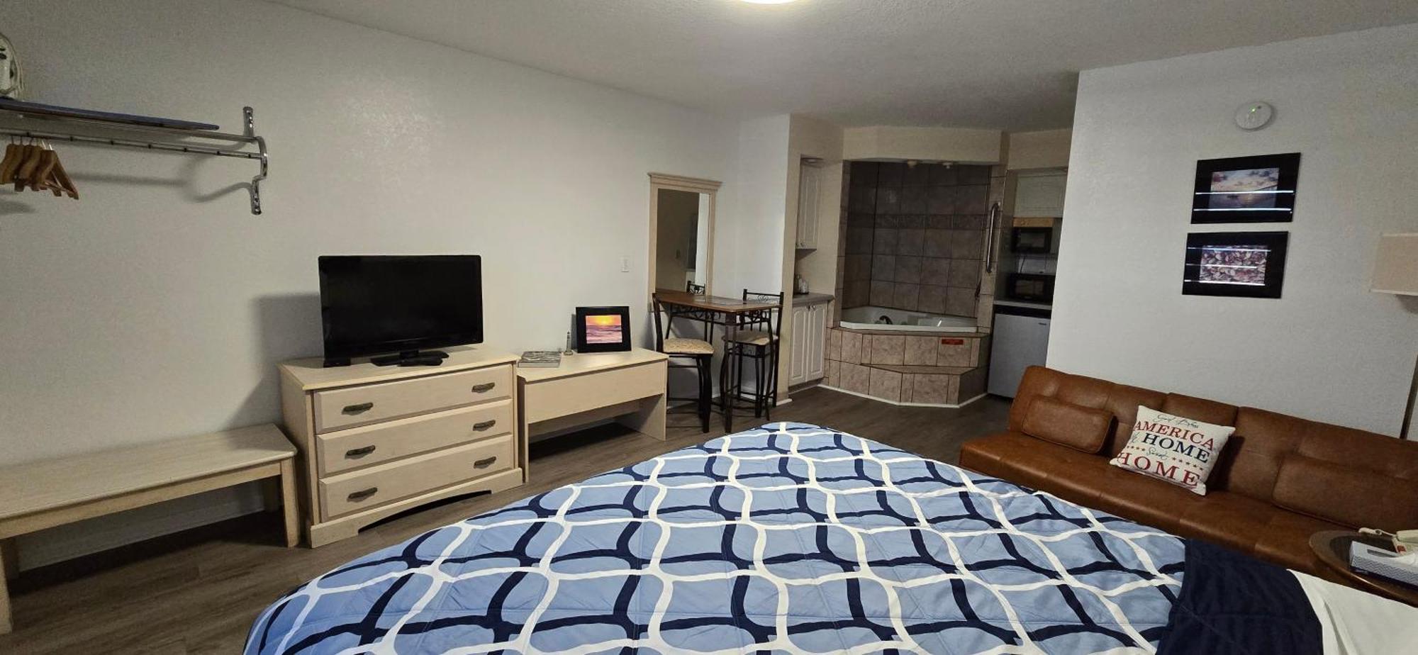 Deluxe King Suite,1690960839:JPEG