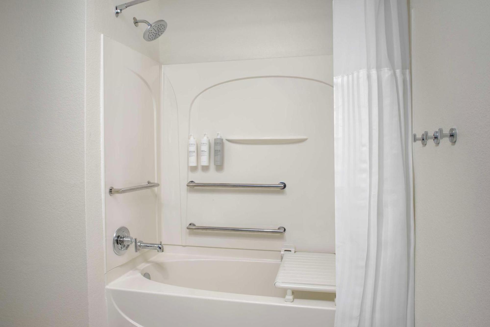 Quarto com Cama Queen-size e Banheira Acessível para Hóspedes com Mobilidade Reduzida