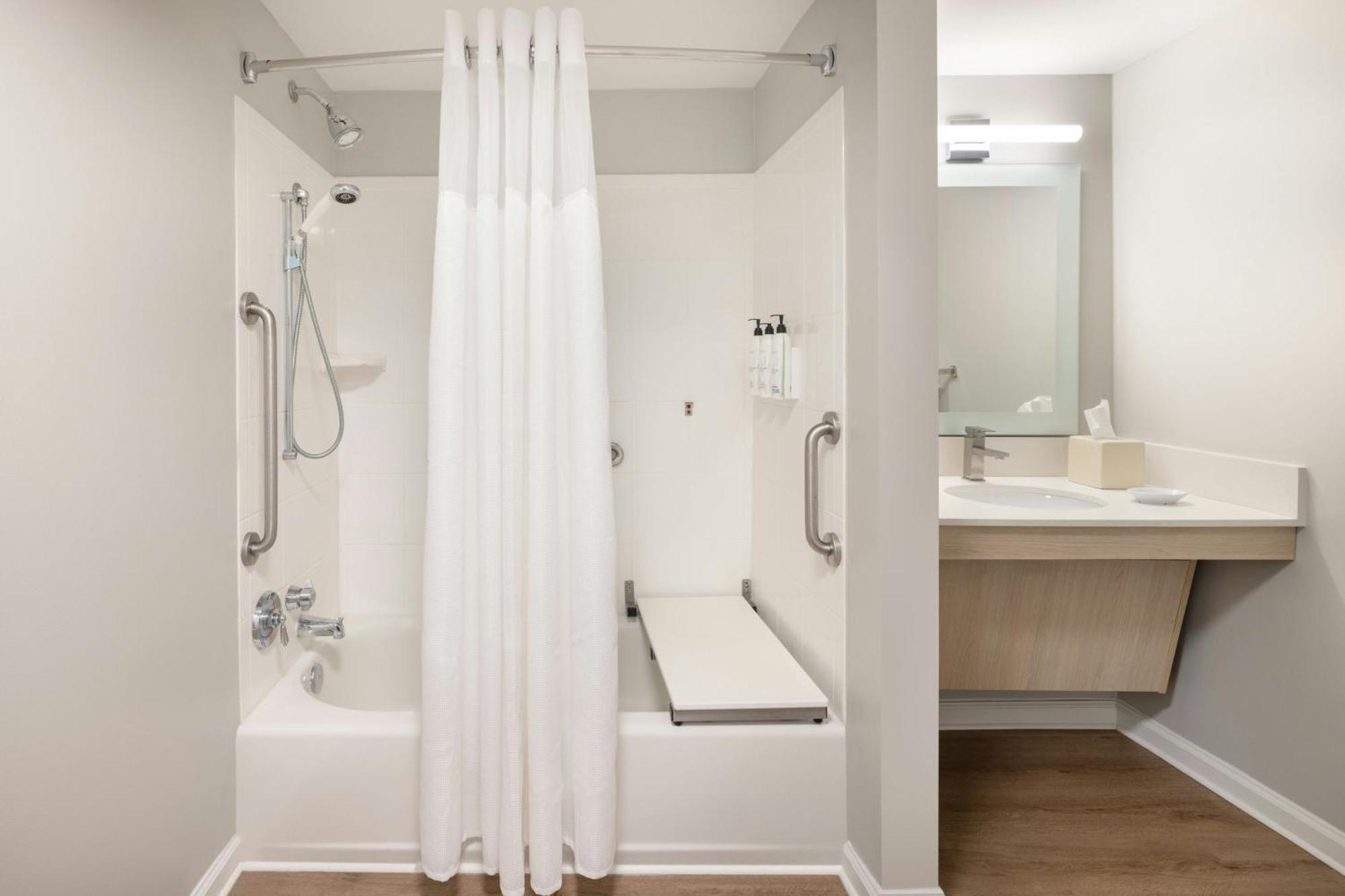 Queen Studio,1697880400:JPEG