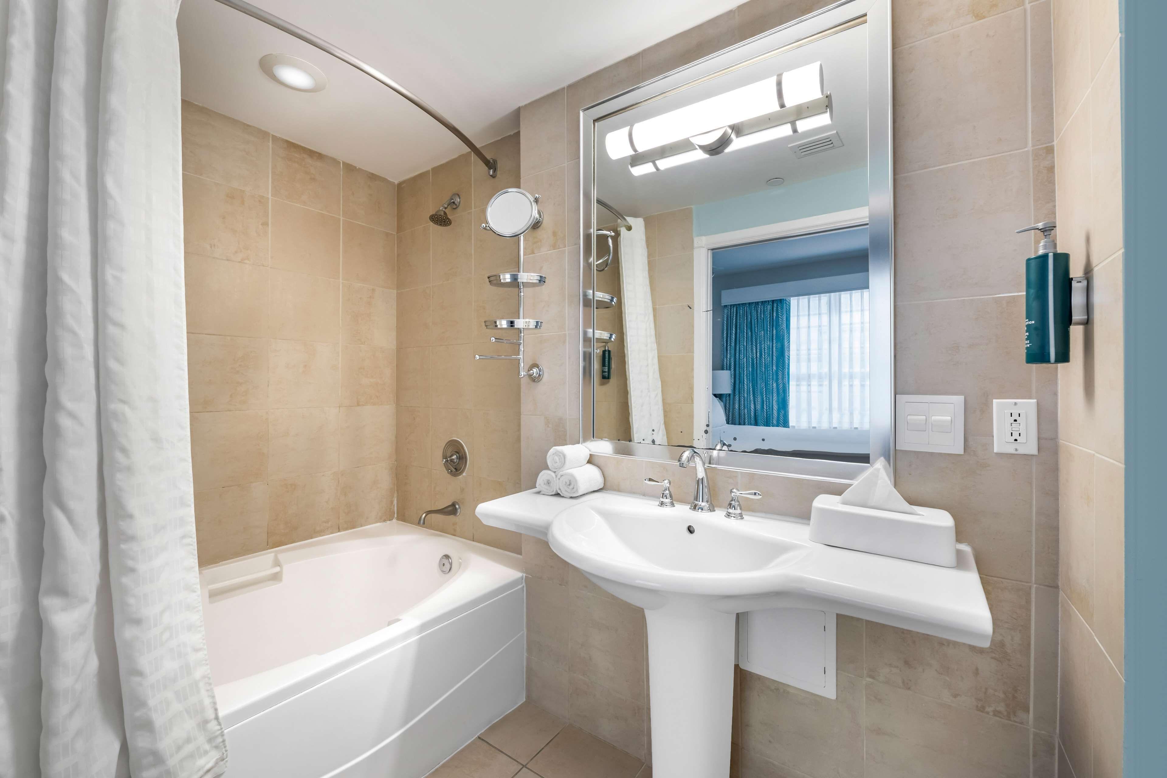 Suite King con 1 Camera da Letto, Divano-Letto e Vista Parziale Oceano