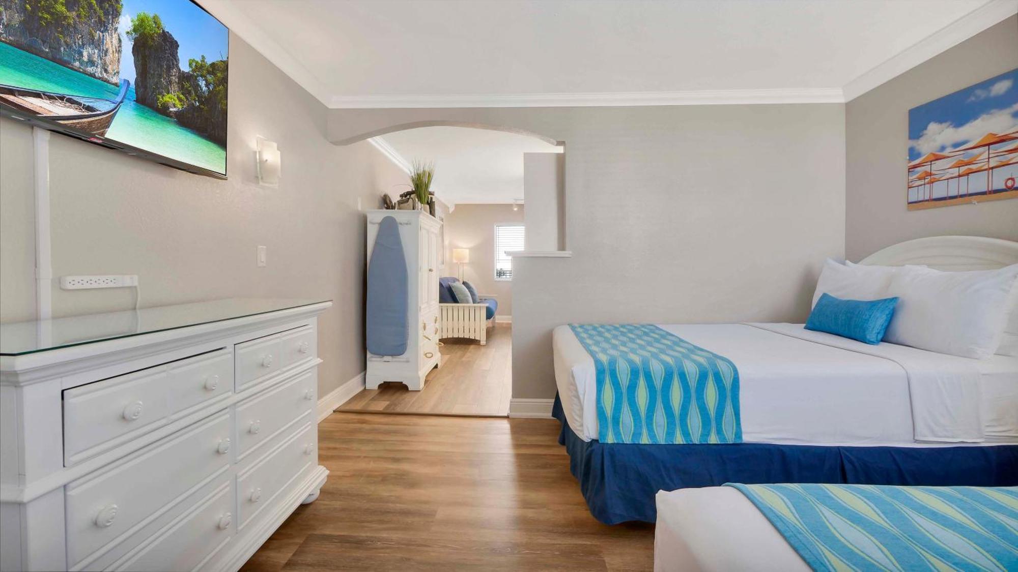 Suite mit Doppelbett und Poolblick