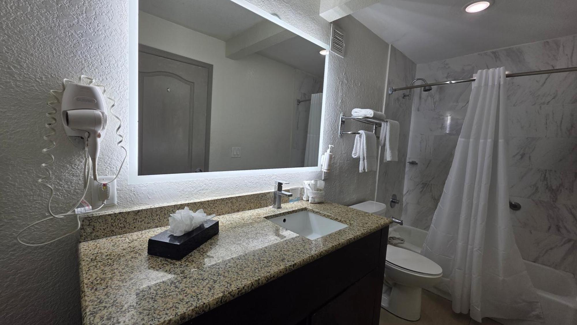 Zimmer mit Kingsize-Bett und Badewanne – barrierefrei, Nichtraucher