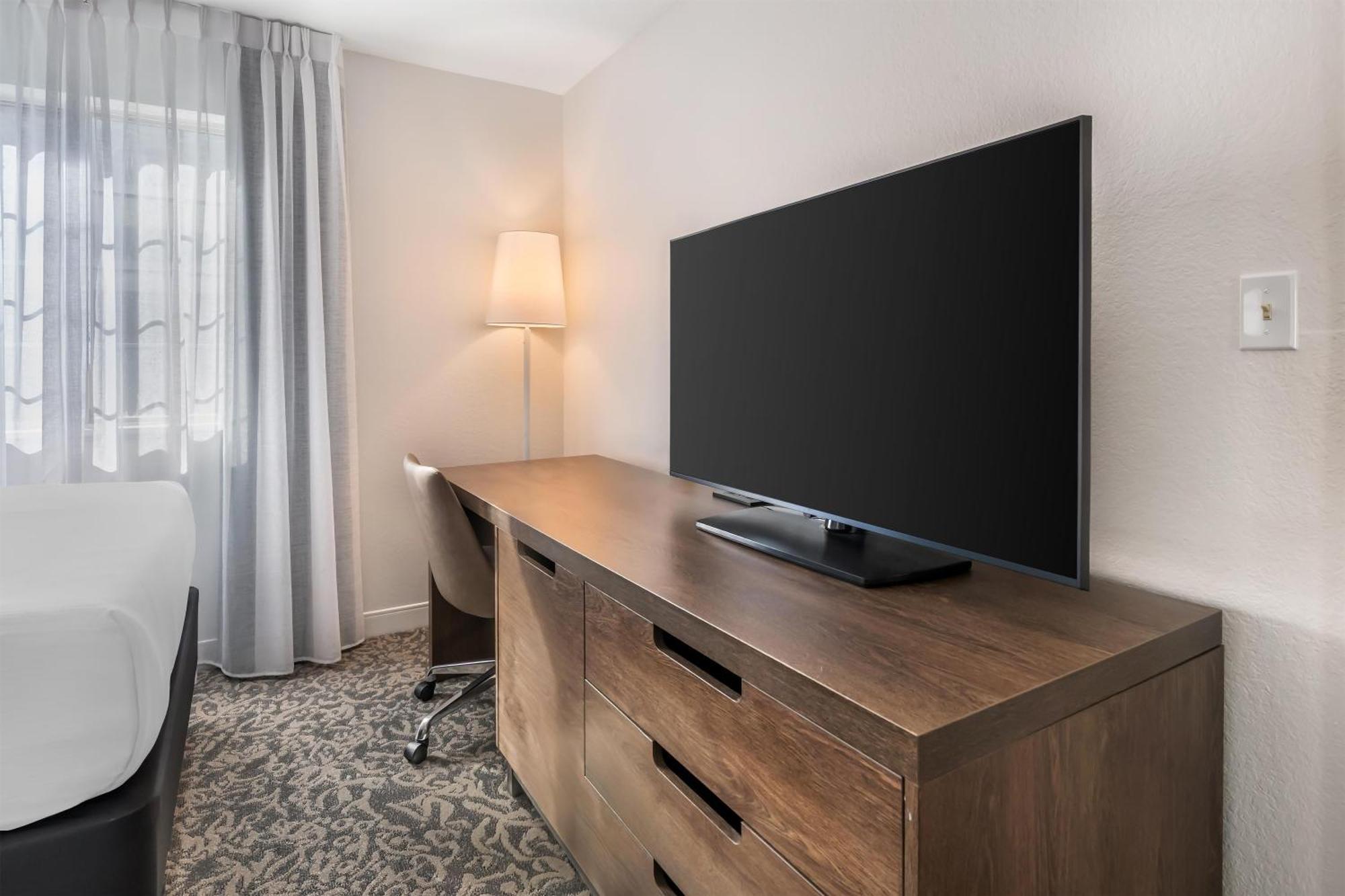 Two-Bedroom Suite King Two Double Beds