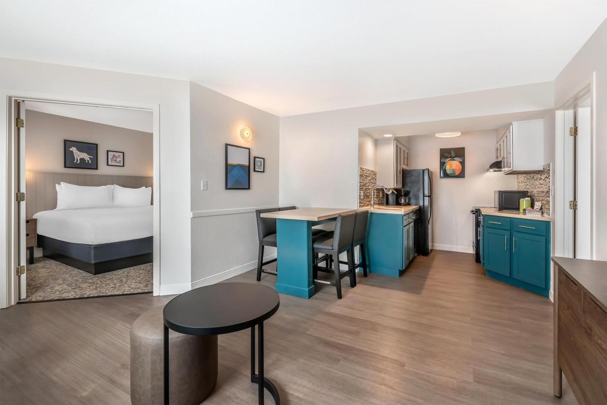 Two-Bedroom Suite King Two Double Beds
