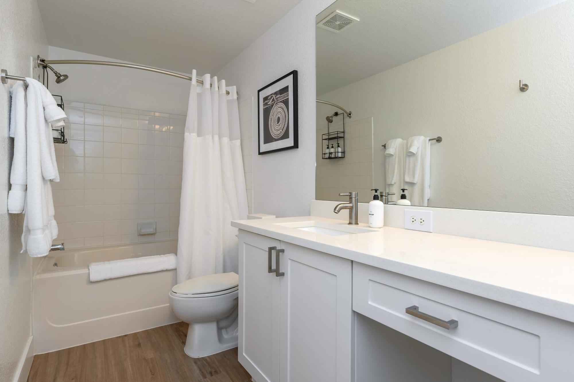 One-Bedroom Apartment (Self Check-in with Virtual Front Desk)