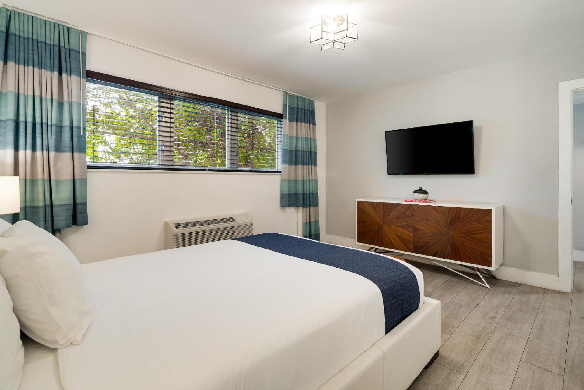 Deluxe One Bedroom Queen Suite