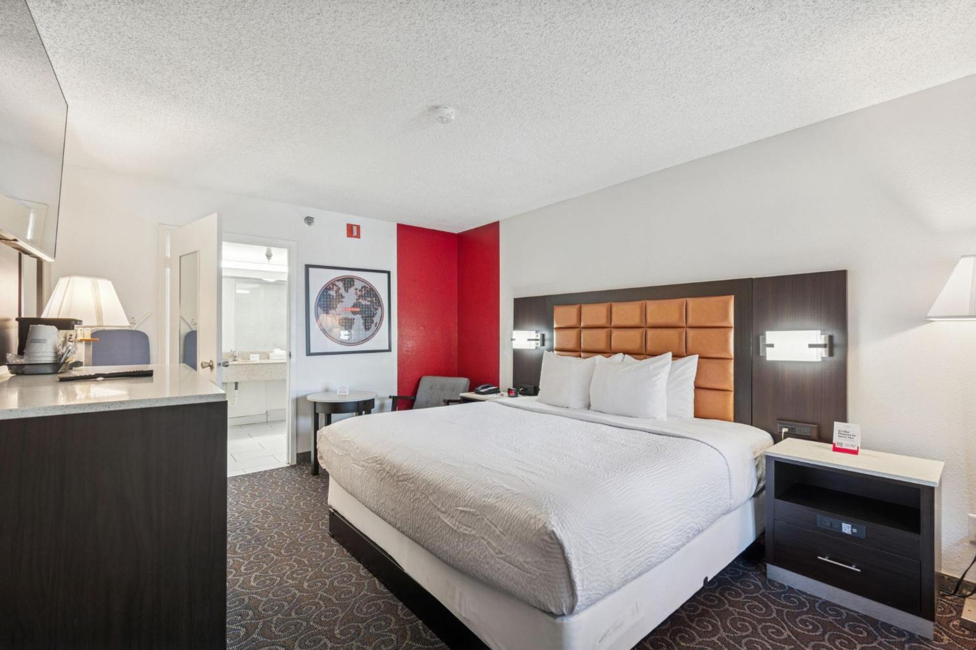 Queen Room with Roll-In Shower - Mobility Accessible/Non-Smoking,1756448175:JPEG