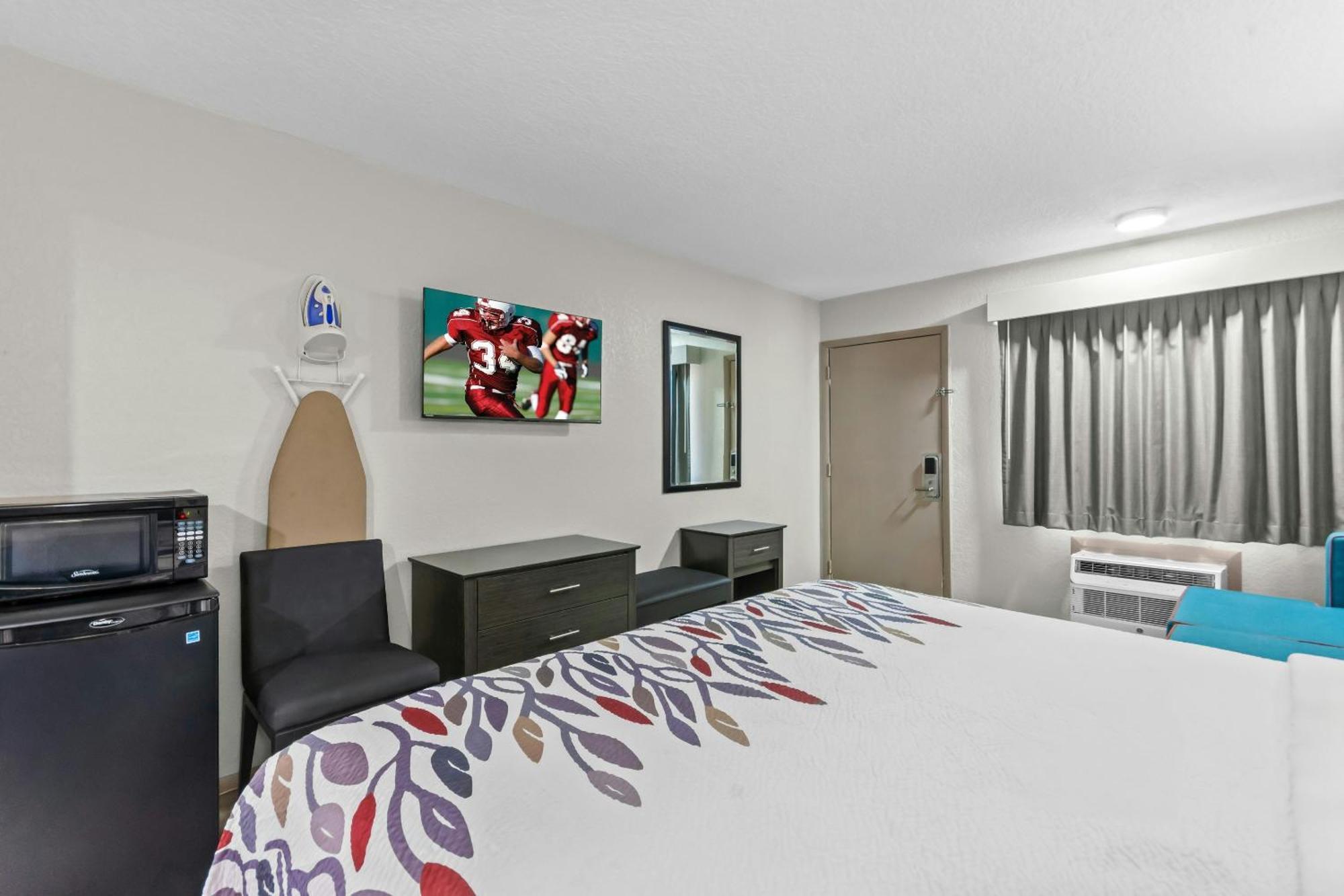 Deluxe King Room Disability Access Roll-in Shower Non-Smoking,1756462899:JPEG