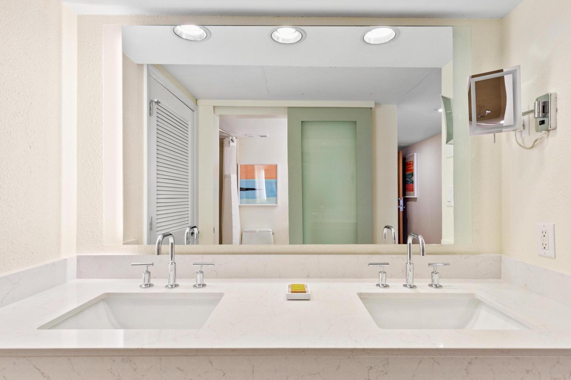 Deluxe One-Bedroom Family Suite,1758303613:JPEG