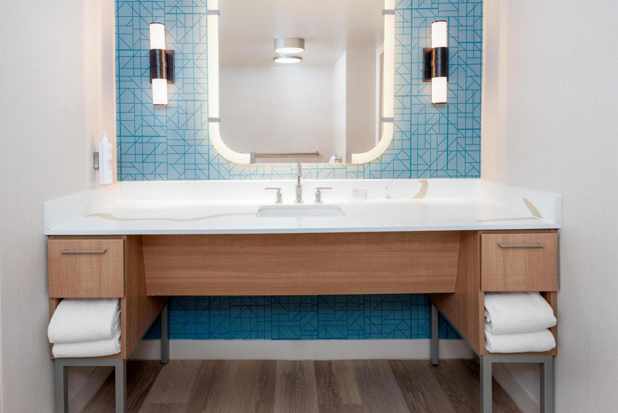 King Suite with Accessible Tub - Mobility and Hearing Access/Non-Smoking